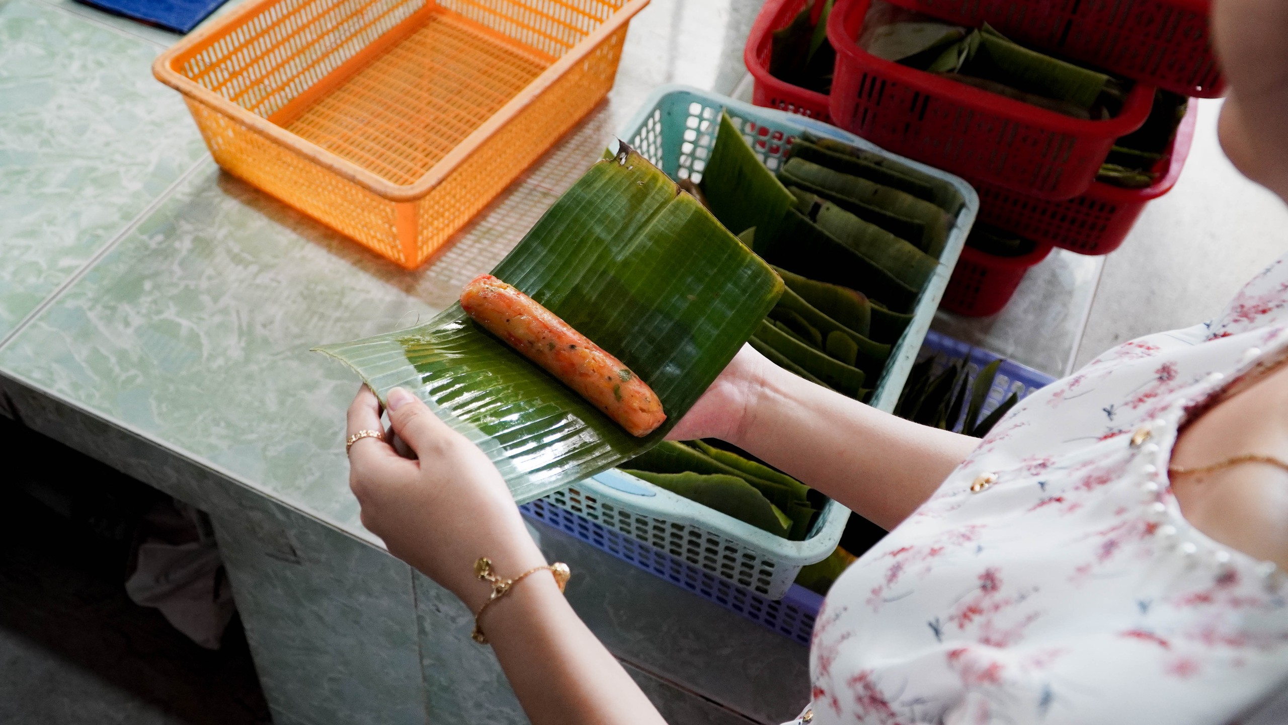 Du kh&aacute;ch h&agrave;o hứng đến xứ dừa trải nghiệm l&agrave;m nem chay, h&aacute;i ch&ocirc;m ch&ocirc;m- Ảnh 10.