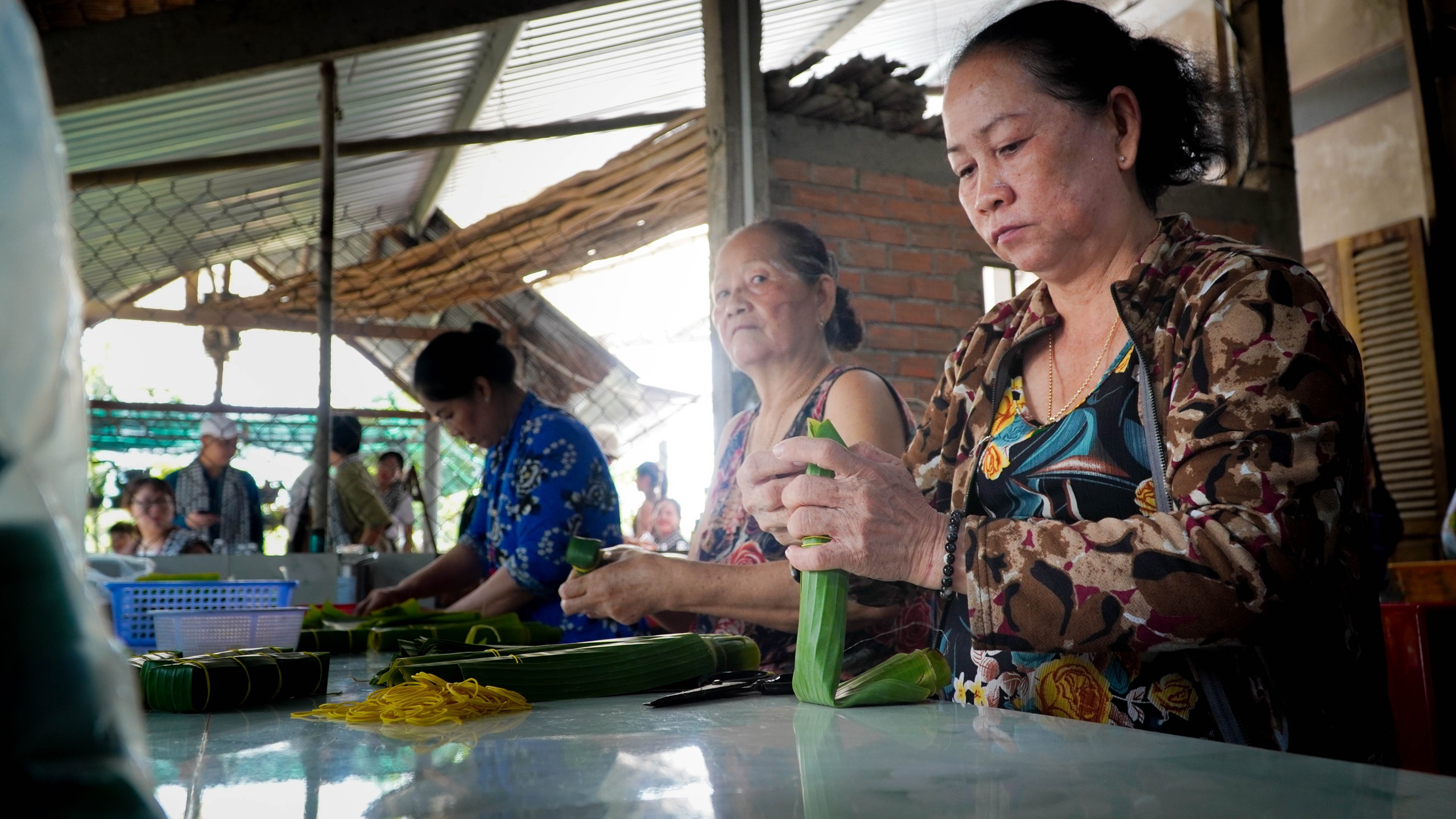 Du kh&aacute;ch h&agrave;o hứng đến xứ dừa trải nghiệm l&agrave;m nem chay, h&aacute;i ch&ocirc;m ch&ocirc;m- Ảnh 7.