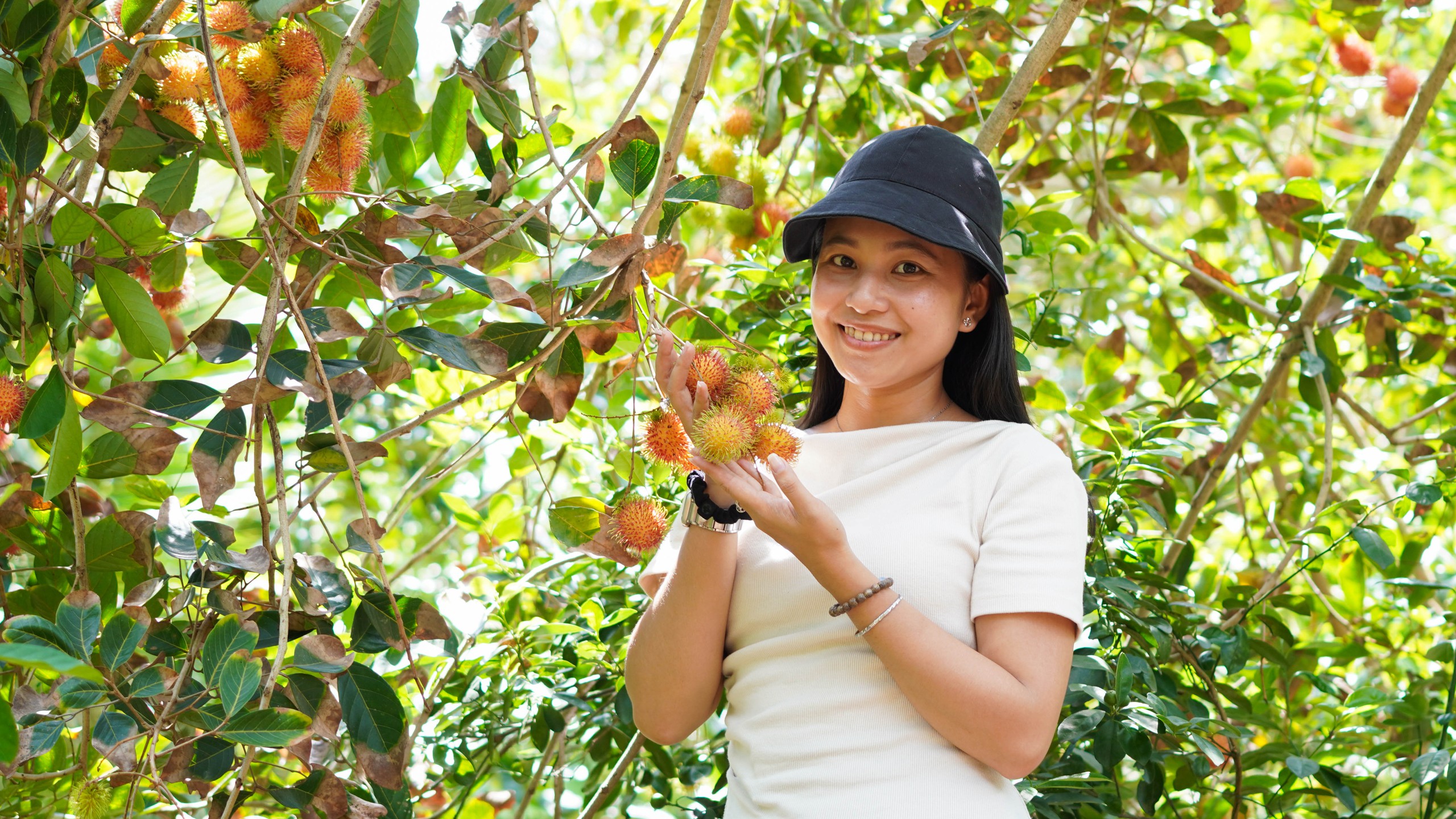 Du kh&aacute;ch h&agrave;o hứng đến xứ dừa trải nghiệm l&agrave;m nem chay, h&aacute;i ch&ocirc;m ch&ocirc;m- Ảnh 5.