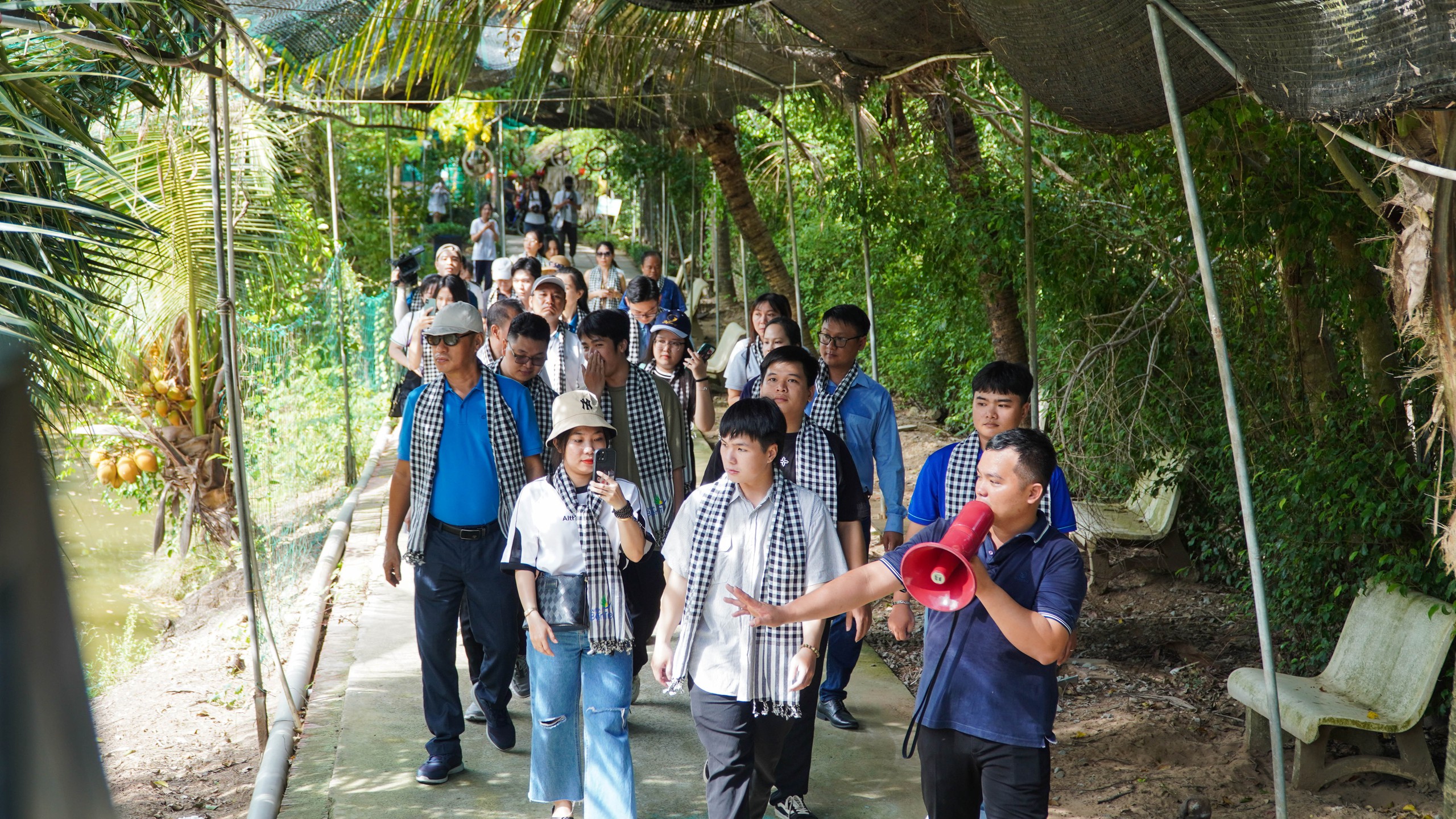 Du kh&aacute;ch h&agrave;o hứng đến xứ dừa trải nghiệm l&agrave;m nem chay, h&aacute;i ch&ocirc;m ch&ocirc;m- Ảnh 1.