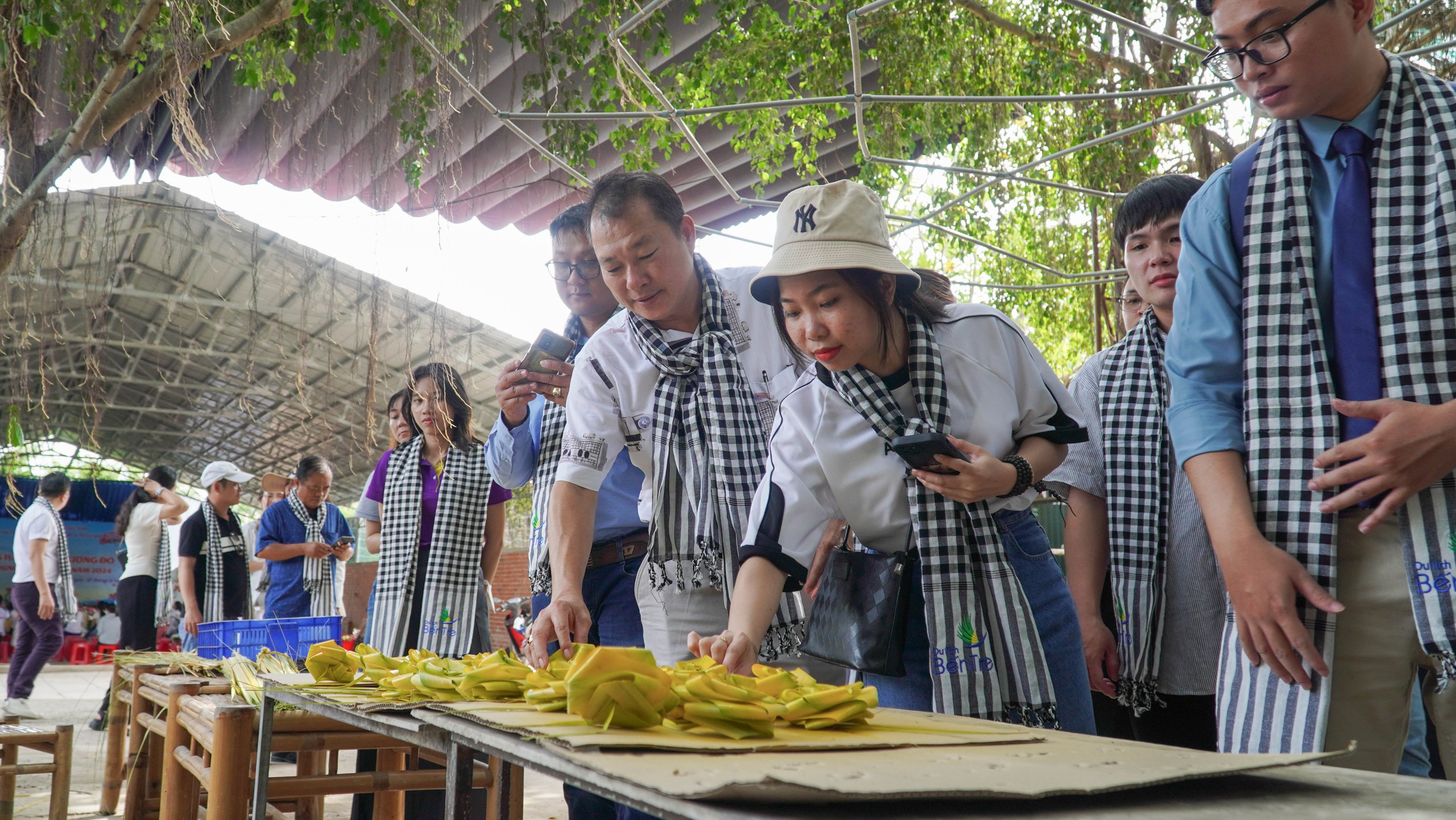 Du kh&aacute;ch h&agrave;o hứng đến xứ dừa trải nghiệm l&agrave;m nem chay, h&aacute;i ch&ocirc;m ch&ocirc;m- Ảnh 3.