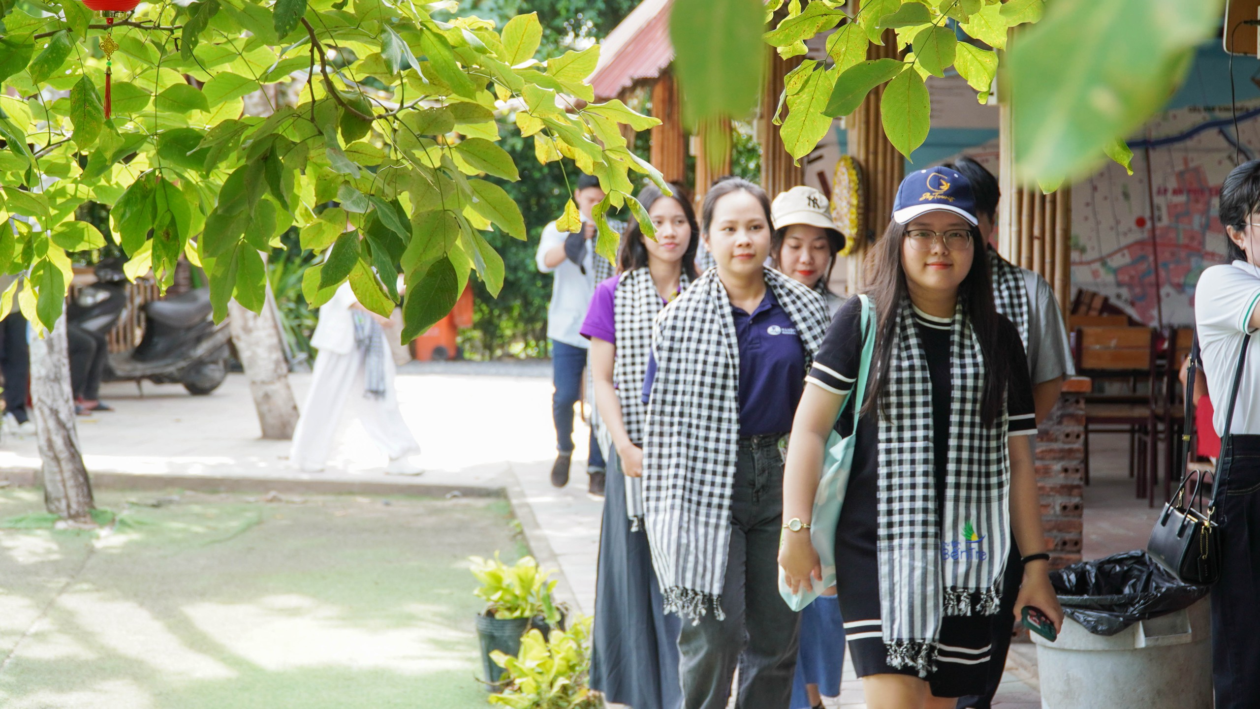 Du kh&aacute;ch h&agrave;o hứng đến xứ dừa trải nghiệm l&agrave;m nem chay, h&aacute;i ch&ocirc;m ch&ocirc;m- Ảnh 2.
