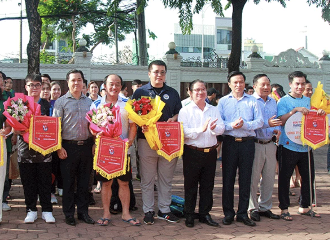 B&aacute;o Người Lao Động v&agrave; VOV v&ocirc; địch m&ocirc;n quần vợt giải thể thao b&aacute;o ch&iacute; ĐBSCL- Ảnh 1.