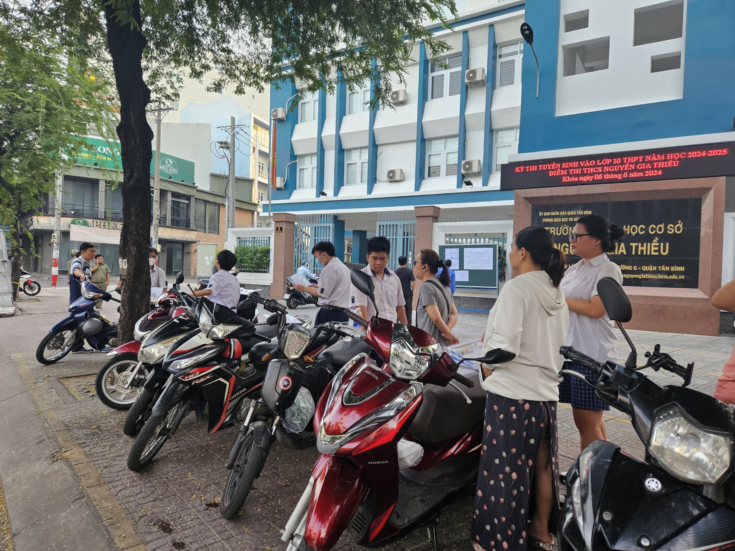 Những khoảnh khắc ấn tượng m&ugrave;a tuyển sinh v&agrave;o lớp 10 ở TP HCM- Ảnh 3.