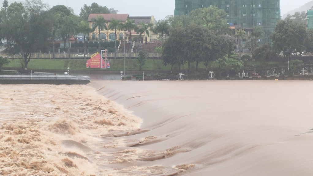 Mưa lớn l&agrave;m nhiều tuyến phố, khu d&acirc;n cư ở Quảng Ninh, Hải Ph&ograve;ng ngập s&acirc;u- Ảnh 2.