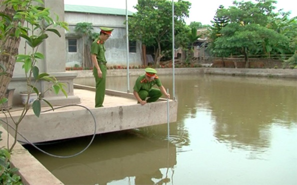 Hai anh em ruột chết đuối dưới ao nhà