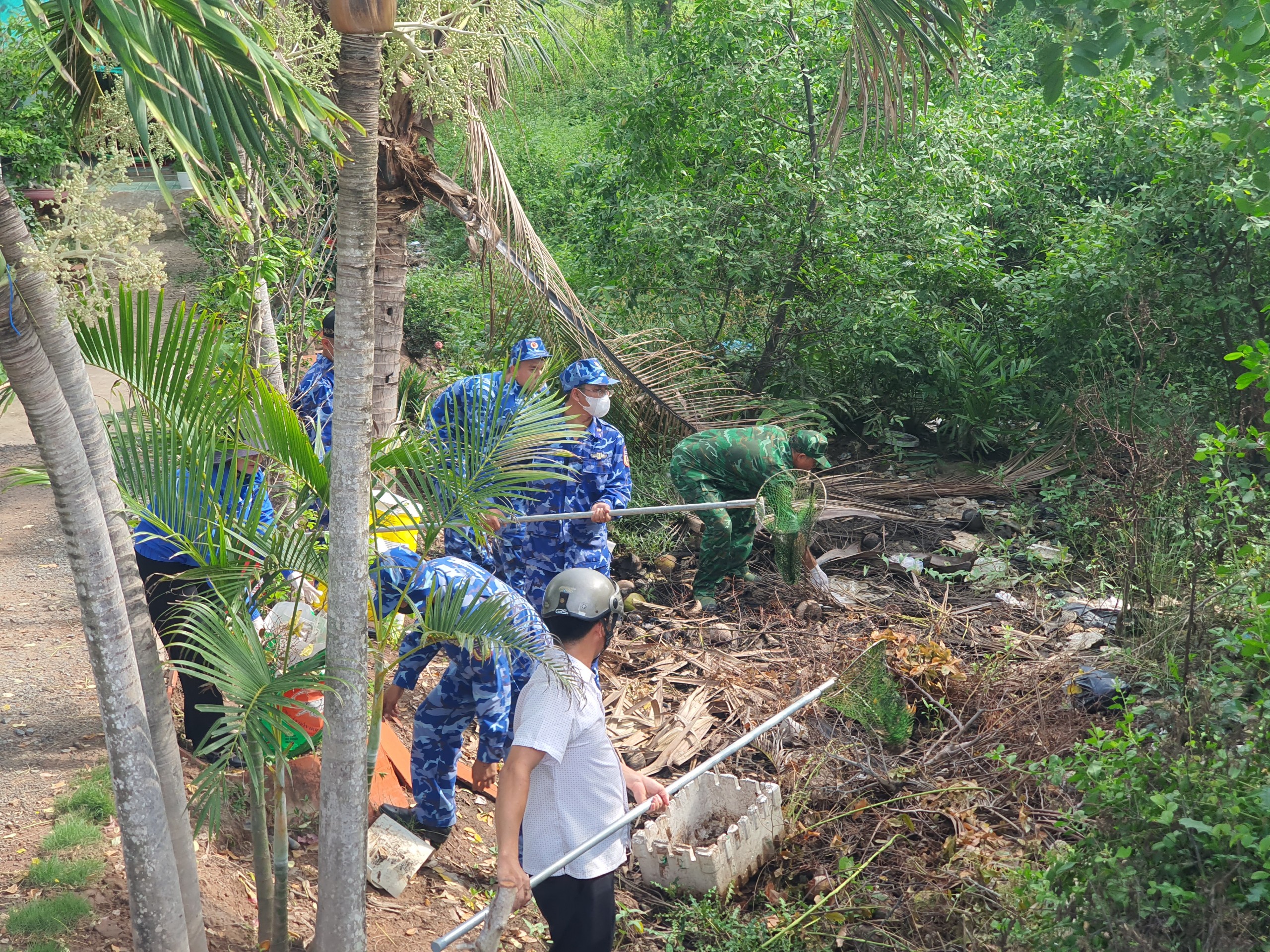 Trao cờ Tổ quốc tại Chương trình “Cảnh sát biển đồng hành với ngư dân”- Ảnh 1.