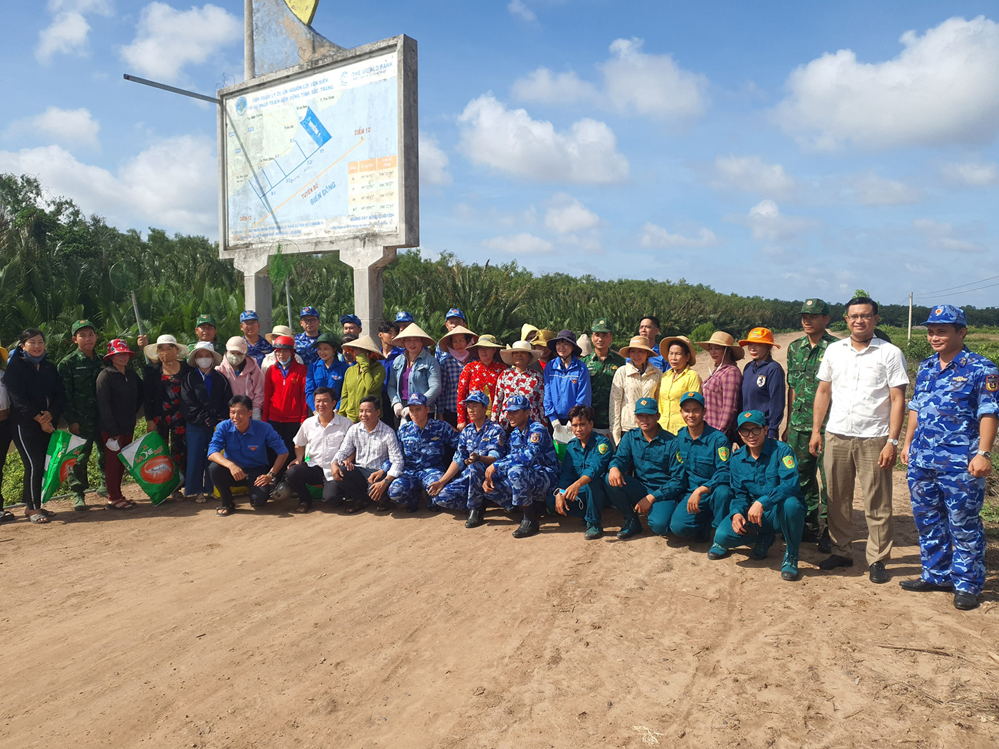 Trao cờ Tổ quốc tại Chương trình “Cảnh sát biển đồng hành với ngư dân”- Ảnh 2.