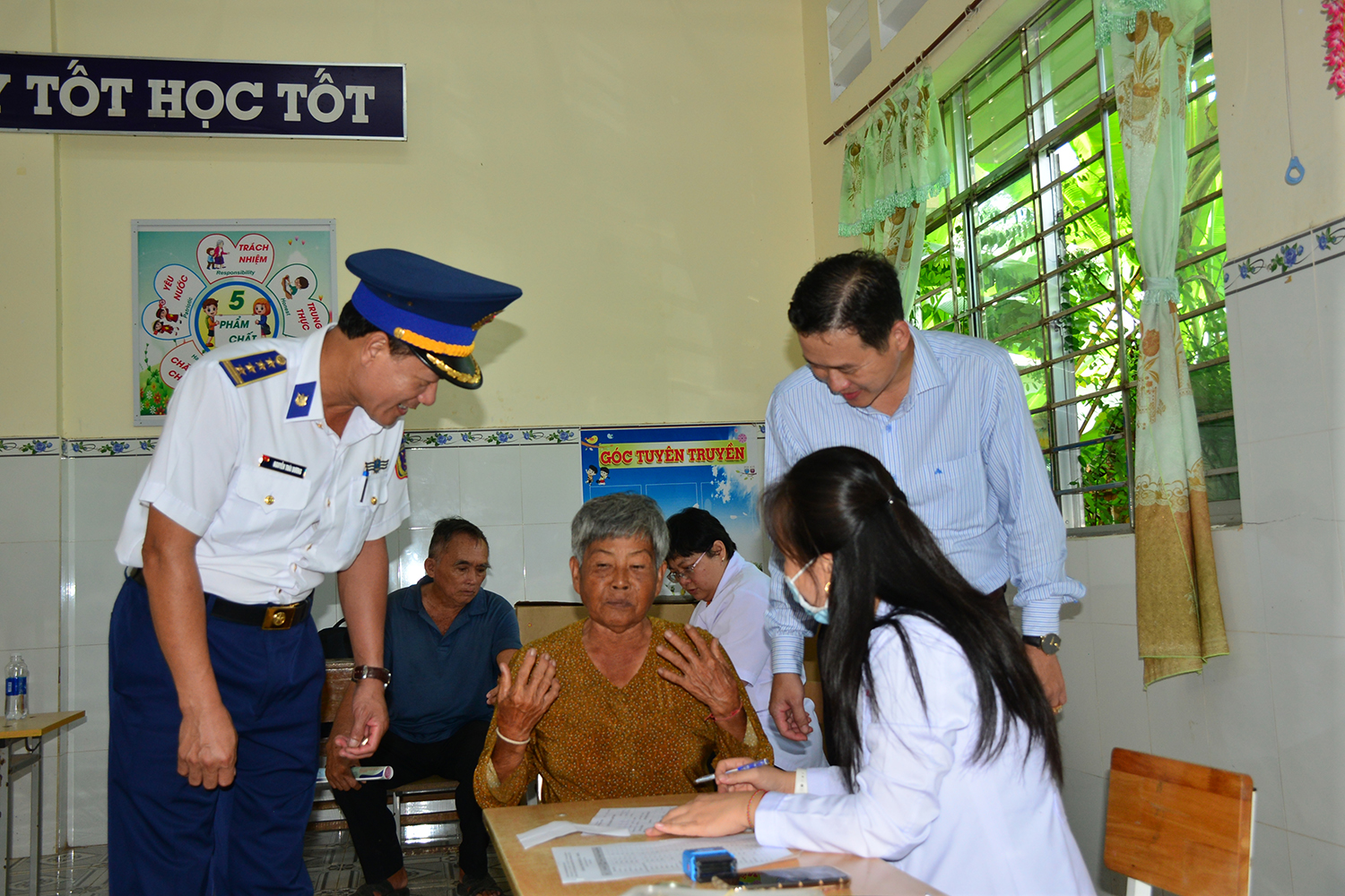 Trao cờ Tổ quốc tại Chương trình “Cảnh sát biển đồng hành với ngư dân”- Ảnh 7.