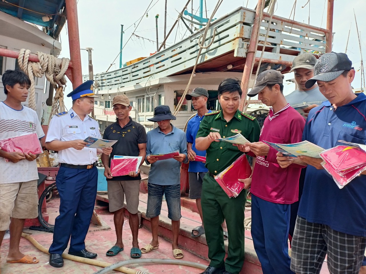 Trao cờ Tổ quốc tại Chương trình “Cảnh sát biển đồng hành với ngư dân”- Ảnh 3.