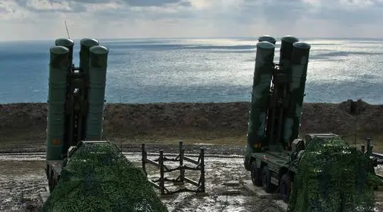 Hệ thống phòng không S-400 Triumph ở Crimea. Ảnh Sputnik