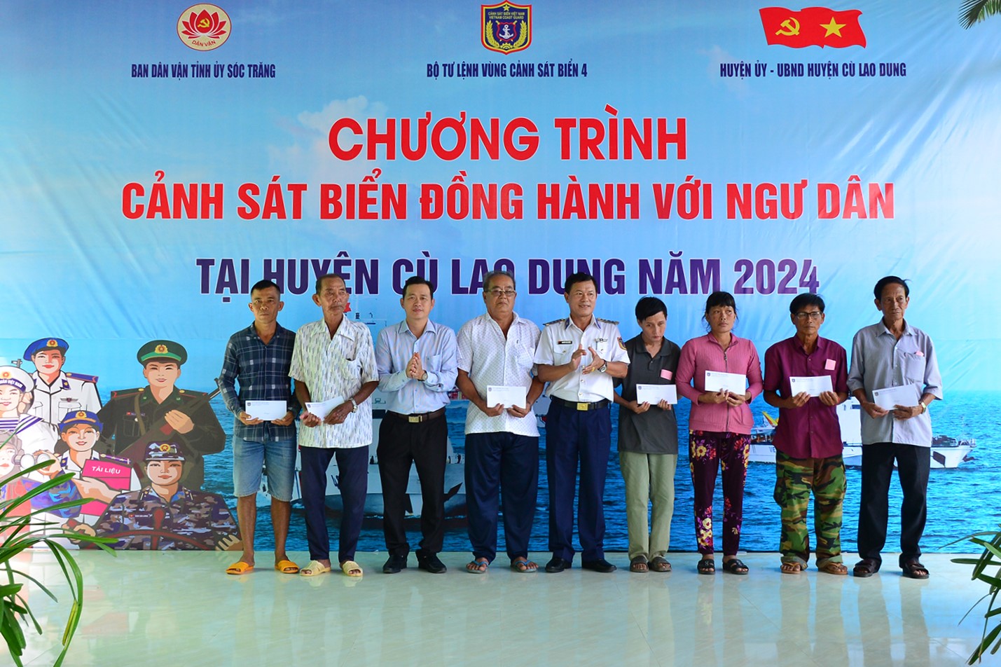 Trao cờ Tổ quốc tại Chương trình “Cảnh sát biển đồng hành với ngư dân”- Ảnh 9.