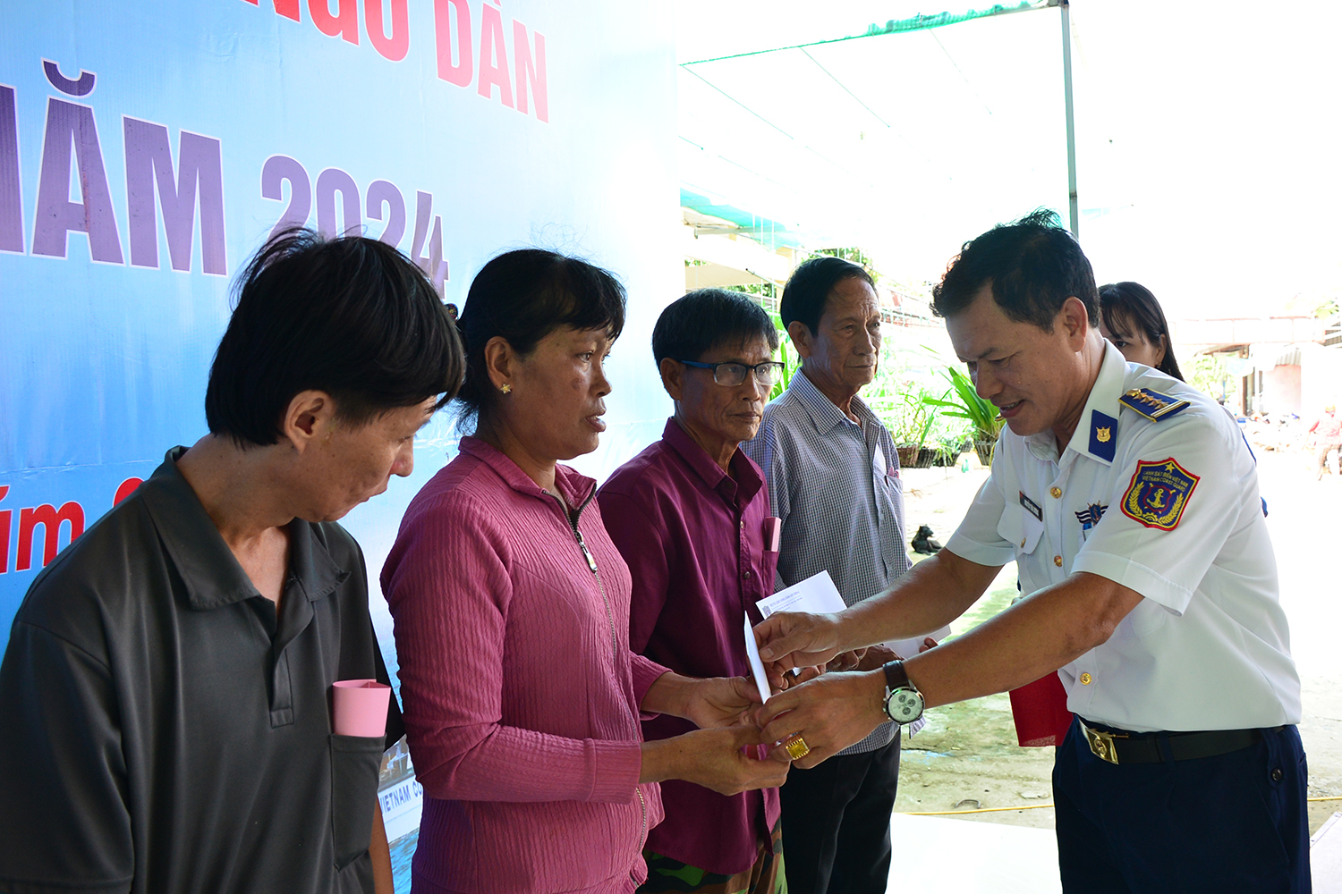 Trao cờ Tổ quốc tại Chương trình “Cảnh sát biển đồng hành với ngư dân”- Ảnh 10.
