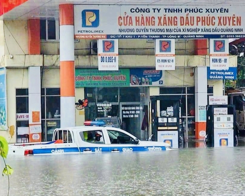 Mưa lớn l&agrave;m nhiều tuyến phố, khu d&acirc;n cư ở Quảng Ninh, Hải Ph&ograve;ng ngập s&acirc;u- Ảnh 1.