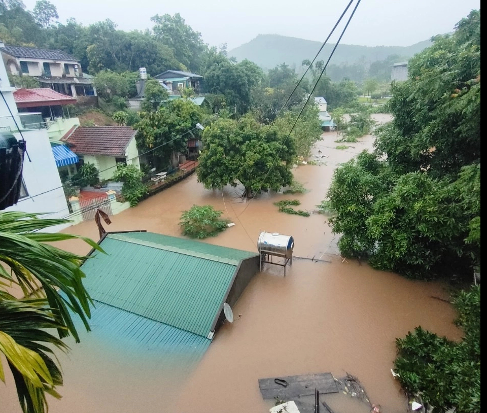 Mưa lớn l&agrave;m nhiều tuyến phố, khu d&acirc;n cư ở Quảng Ninh, Hải Ph&ograve;ng ngập s&acirc;u- Ảnh 3.