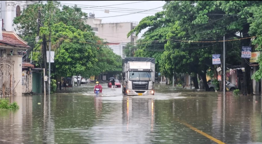 Mưa lớn l&agrave;m nhiều tuyến phố, khu d&acirc;n cư ở Quảng Ninh, Hải Ph&ograve;ng ngập s&acirc;u- Ảnh 5.