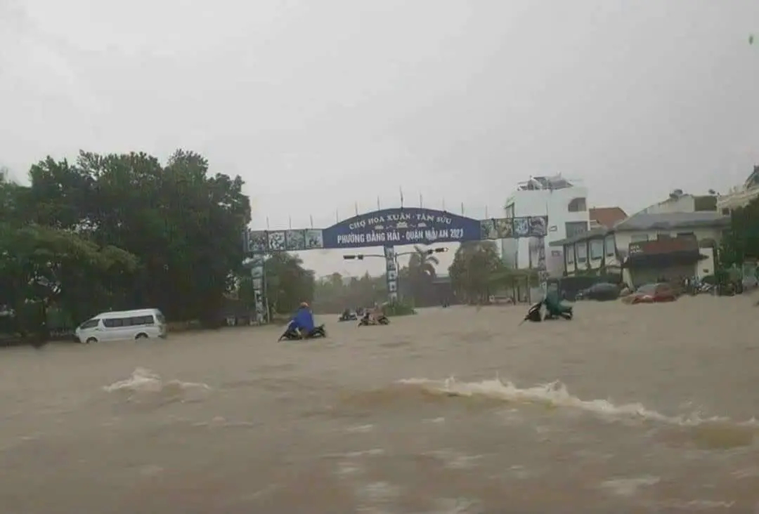 Mưa lớn l&agrave;m nhiều tuyến phố, khu d&acirc;n cư ở Quảng Ninh, Hải Ph&ograve;ng ngập s&acirc;u- Ảnh 6.