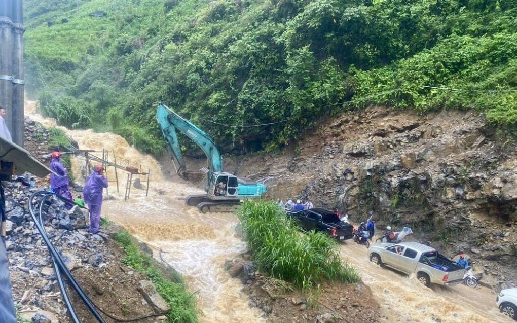 Nước lũ bất ngờ ập xuống đường đi sông Nho Quế, nhiều ôtô cùng người bị mắc kẹt