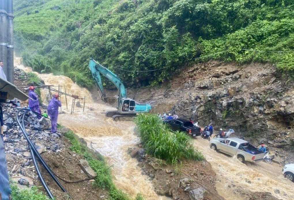 Nước lũ bất ngờ ập xuống đường đi s&ocirc;ng Nho Quế, nhiều &ocirc;t&ocirc; c&ugrave;ng người bị mắc kẹt- Ảnh 1.