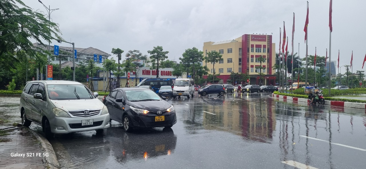 Mưa lớn l&agrave;m nhiều tuyến phố, khu d&acirc;n cư ở Quảng Ninh, Hải Ph&ograve;ng ngập s&acirc;u- Ảnh 4.