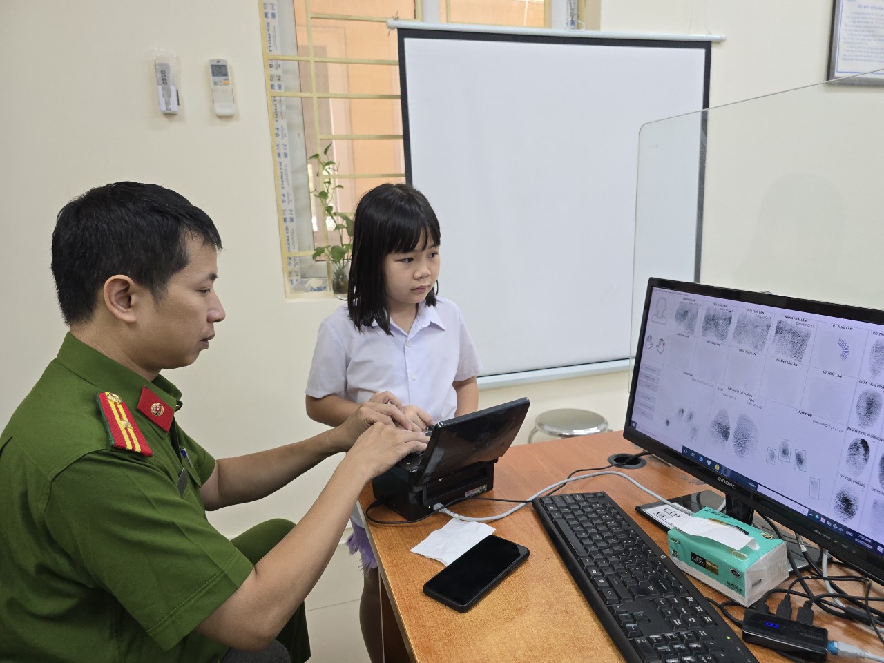 Nhiều trẻ em hồ hởi đến làm thẻ căn cước- Ảnh 5.