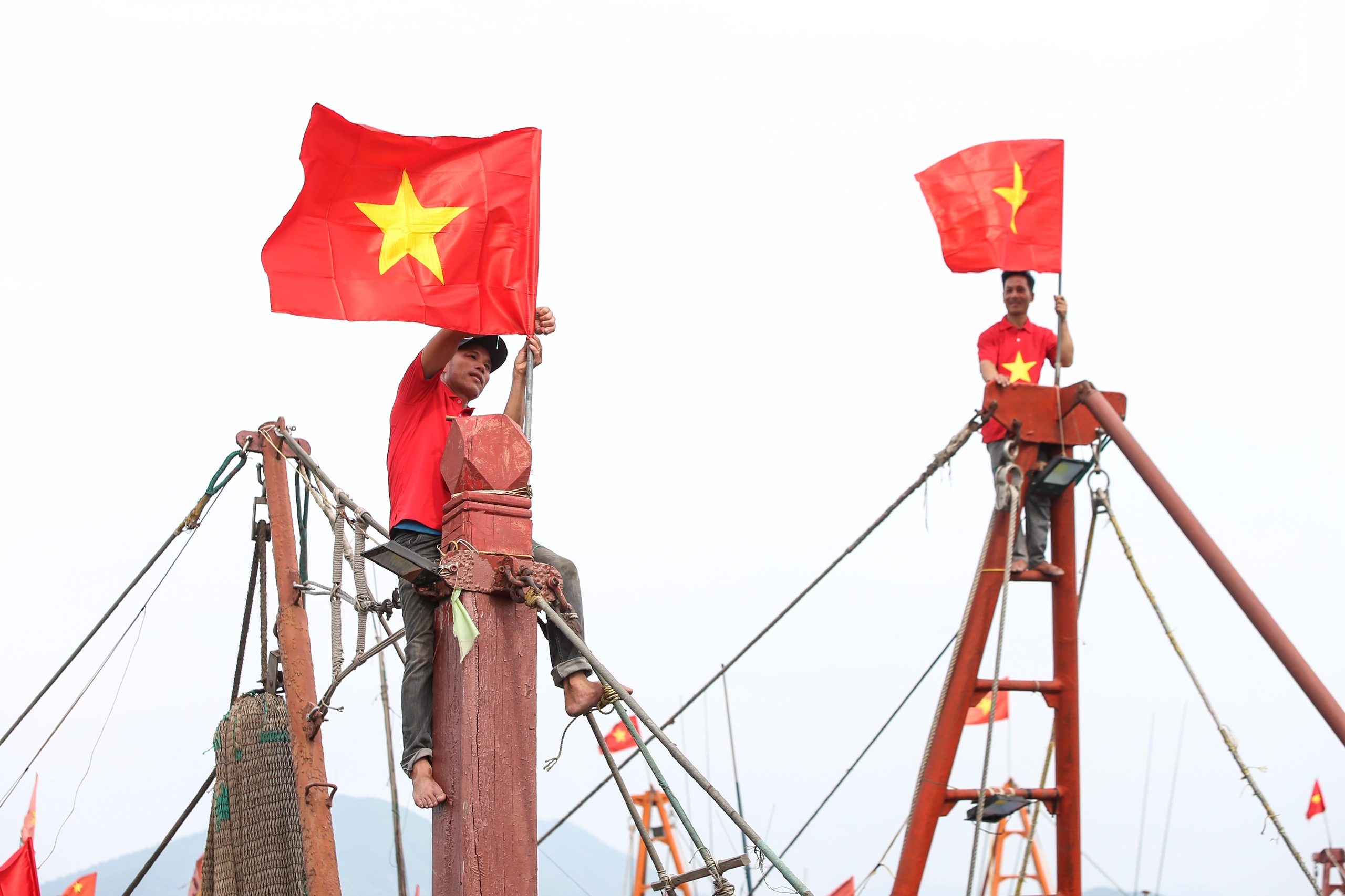 Những lá cờ Tổ quốc đỏ thắm tiếp thêm động lực, niềm tin cho ngư dân trong những chuyến ra khơi. Trong ảnh: Ngư dân tỉnh Nghệ An treo cờ Tổ quốc từ Chương trình “Tự hào cờ Tổ quốc” của Báo Người Lao Động.Ảnh: HOÀNG TRIỀU