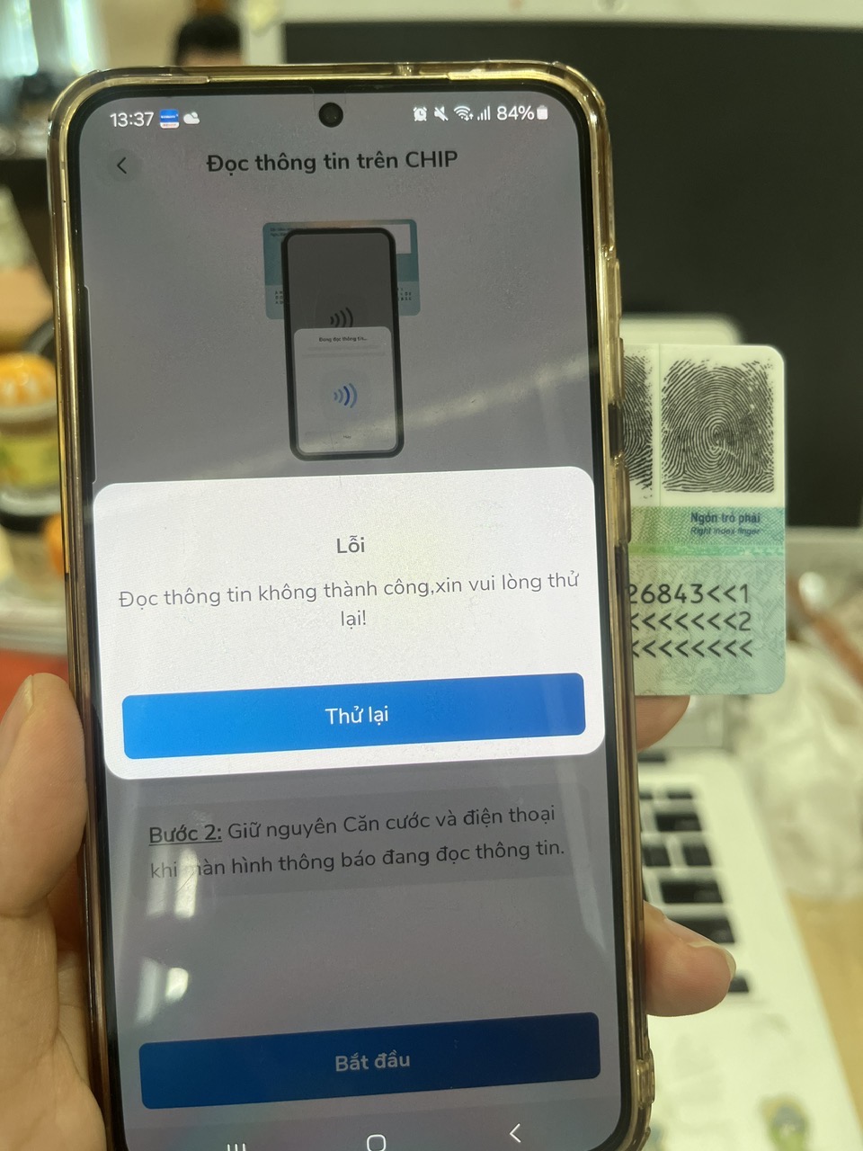 H&agrave;ng loạt kh&aacute;ch h&agrave;ng gặp trục trặc trong ng&agrave;y đầu &aacute;p dụng x&aacute;c thực sinh trắc học khi chuyển tiền- Ảnh 1.