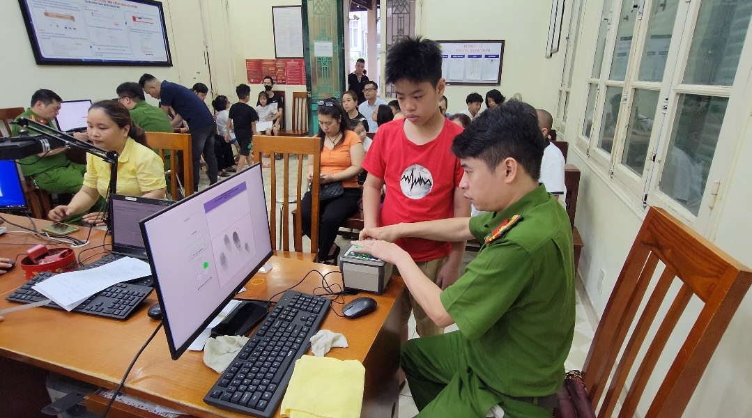 Nhiều trẻ em hồ hởi đến làm thẻ căn cước- Ảnh 1.