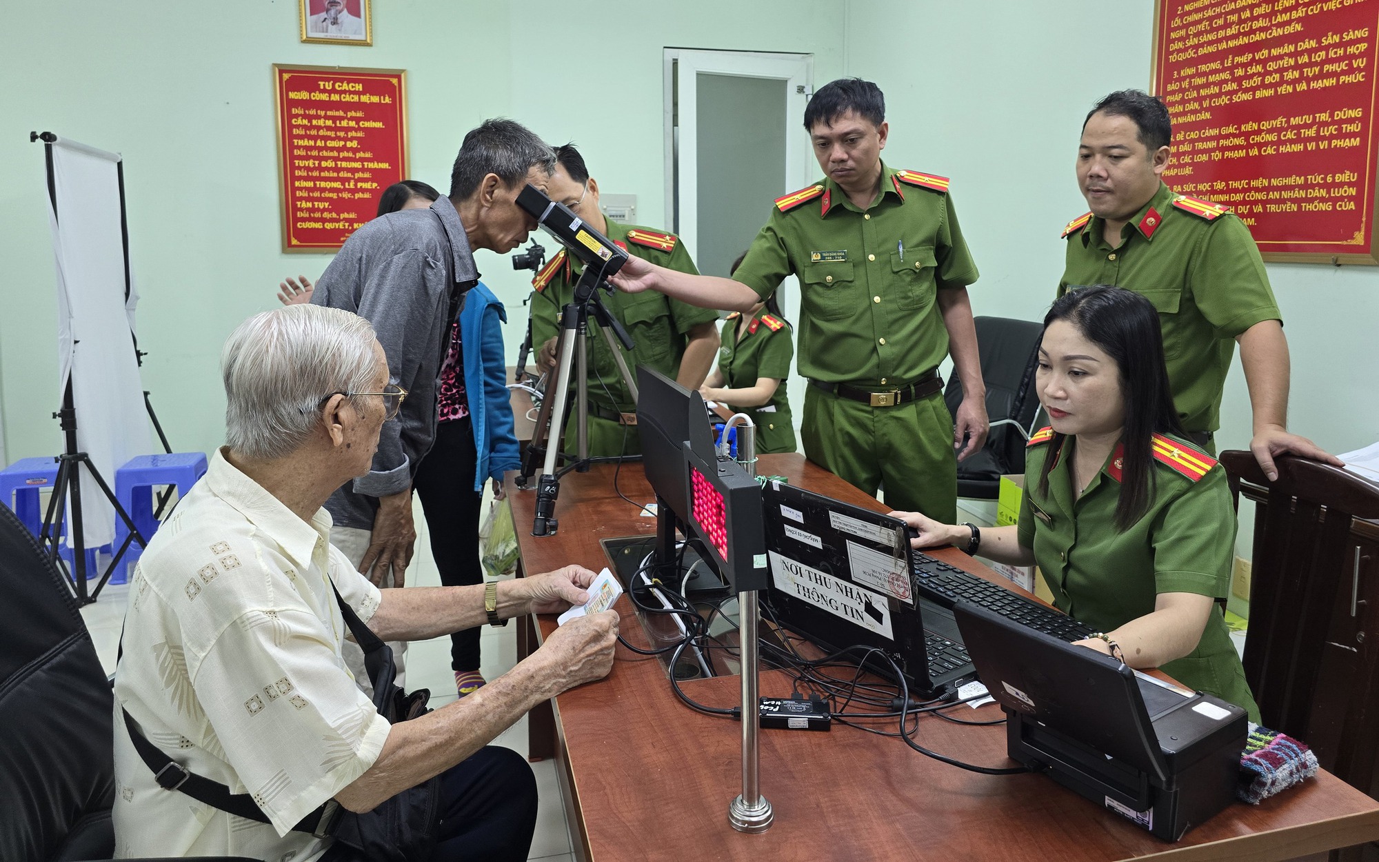 Những công dân TP HCM đầu tiên làm căn cước có thu thập mống mắt