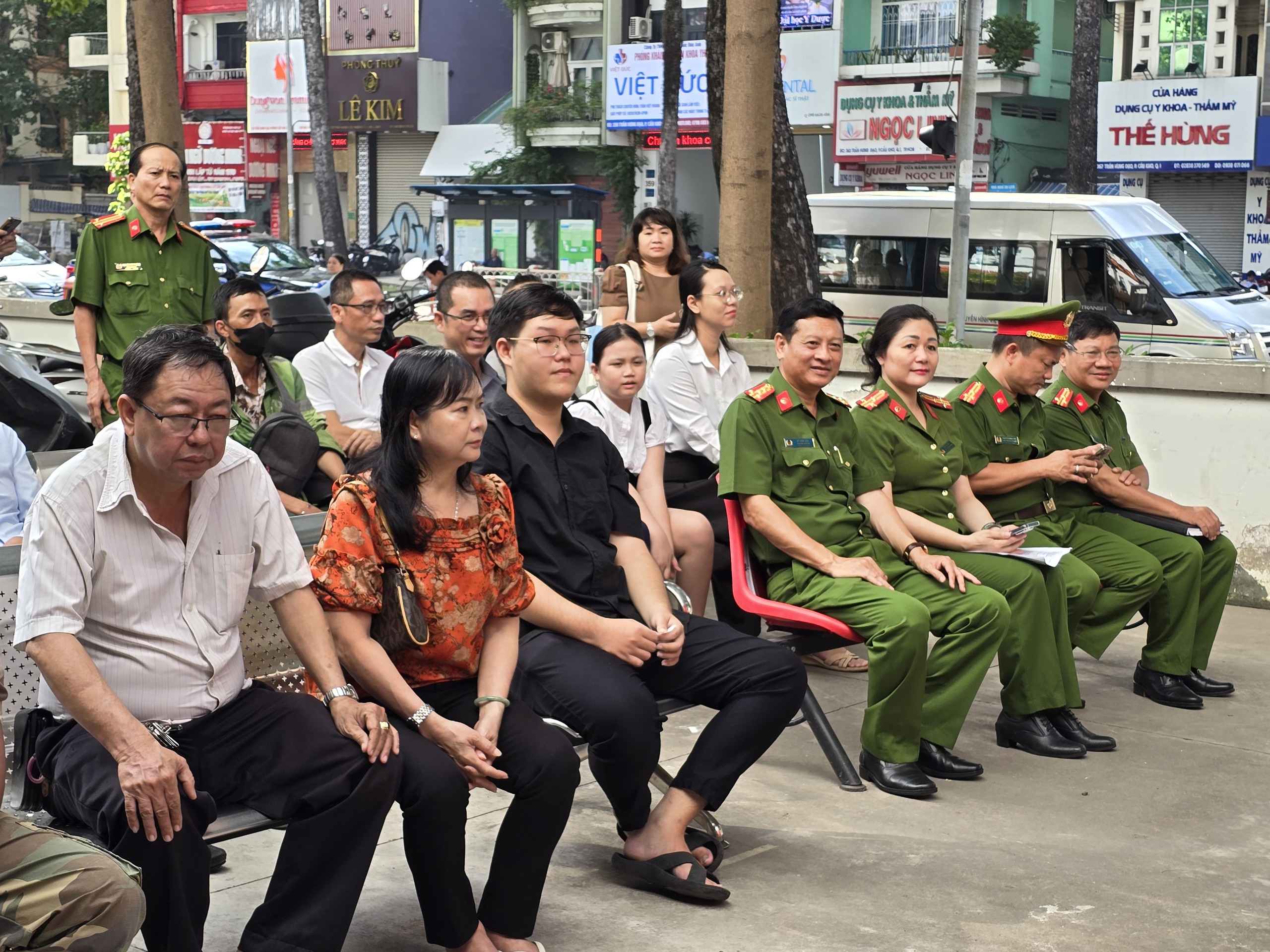 Những c&ocirc;ng d&acirc;n TP HCM đầu ti&ecirc;n l&agrave;m căn cước c&oacute; thu thập mống mắt- Ảnh 5.