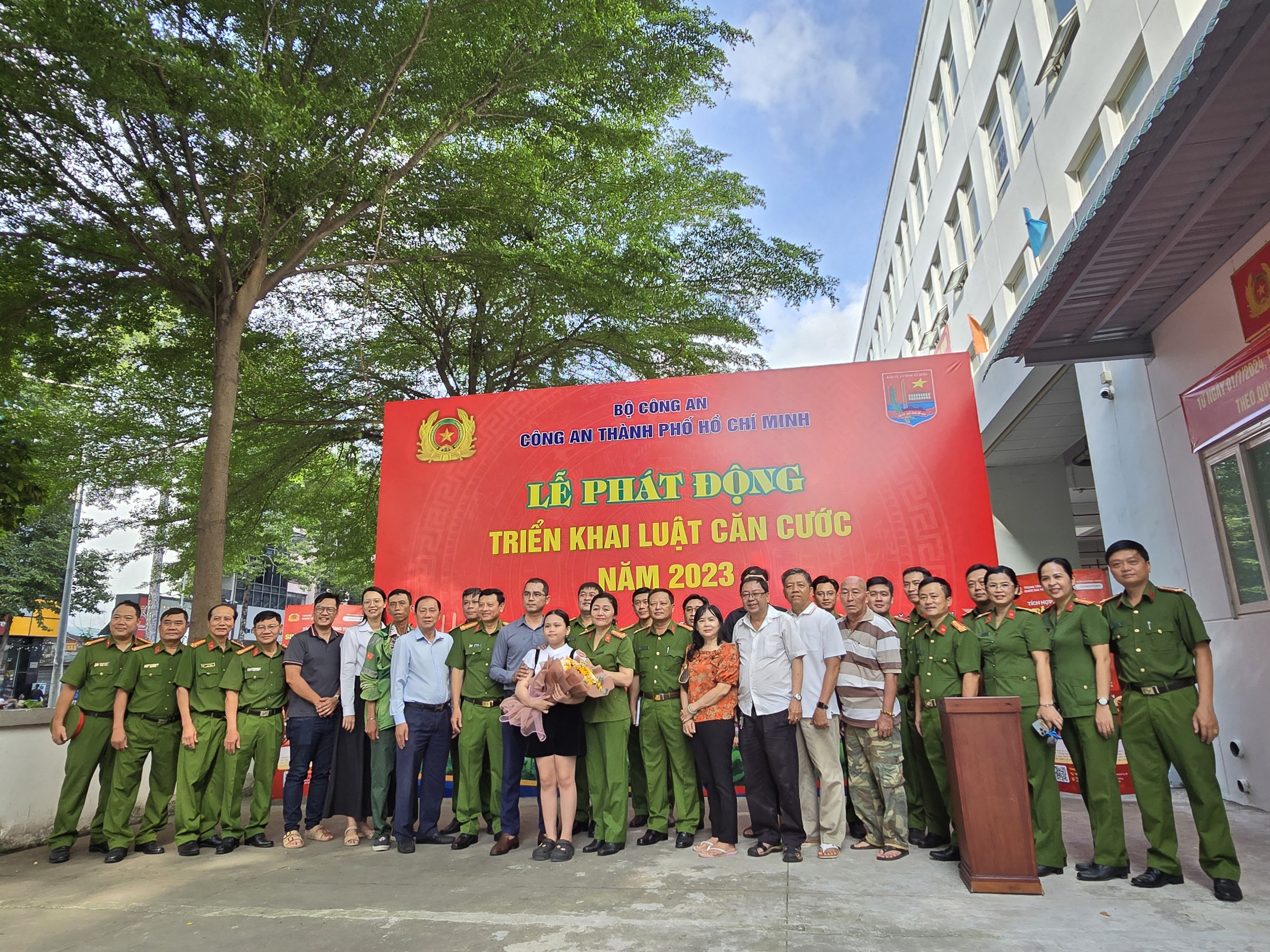 Những c&ocirc;ng d&acirc;n TP HCM đầu ti&ecirc;n l&agrave;m căn cước c&oacute; thu thập mống mắt- Ảnh 8.