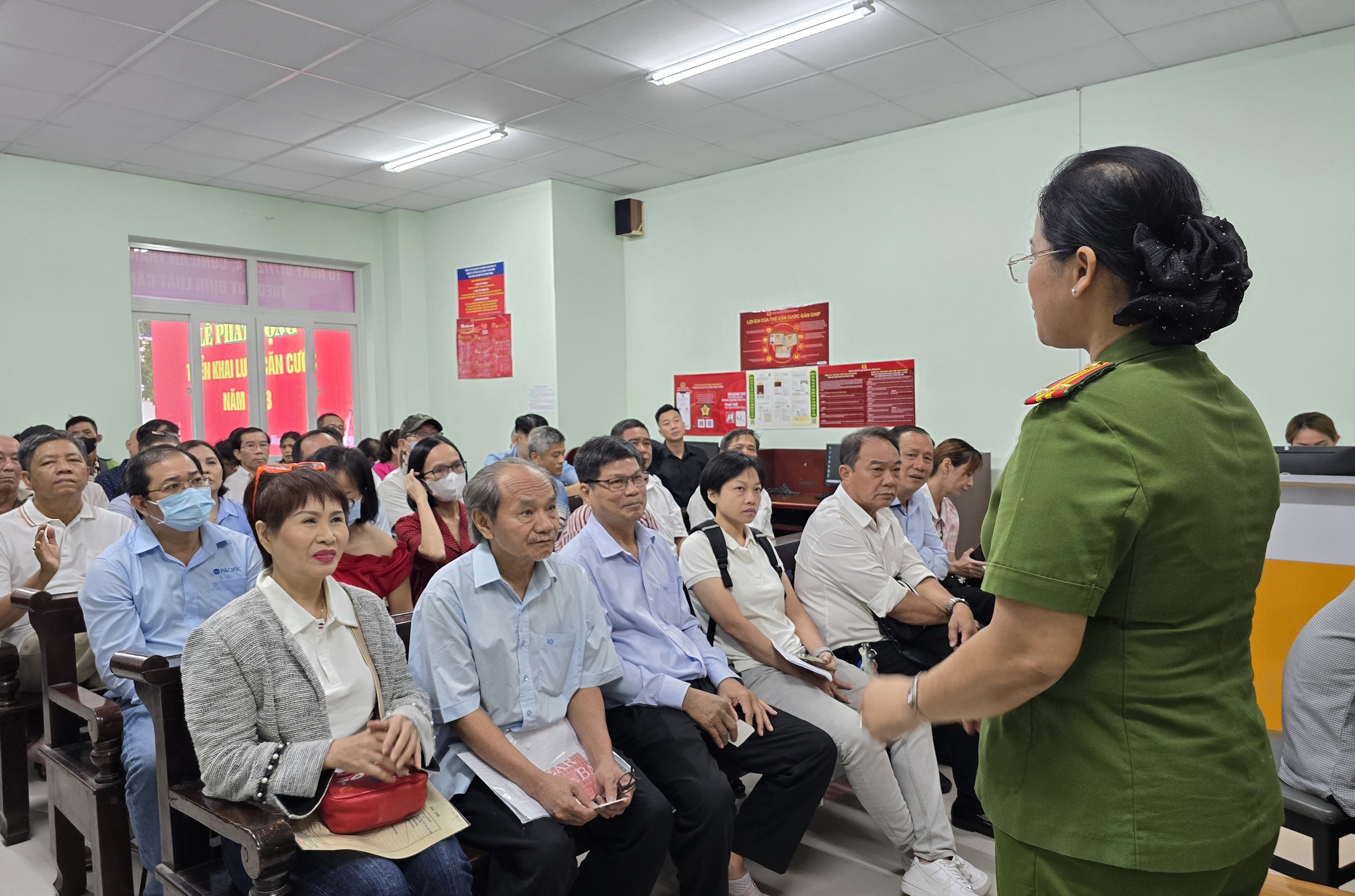 Những c&ocirc;ng d&acirc;n TP HCM đầu ti&ecirc;n l&agrave;m căn cước c&oacute; thu thập mống mắt- Ảnh 6.