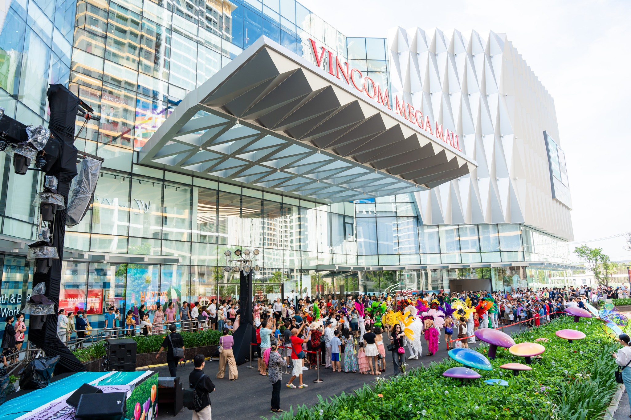 M&agrave;n "ch&agrave;o s&acirc;n" ấn tượng của Vincom Mega Mall Grand Park