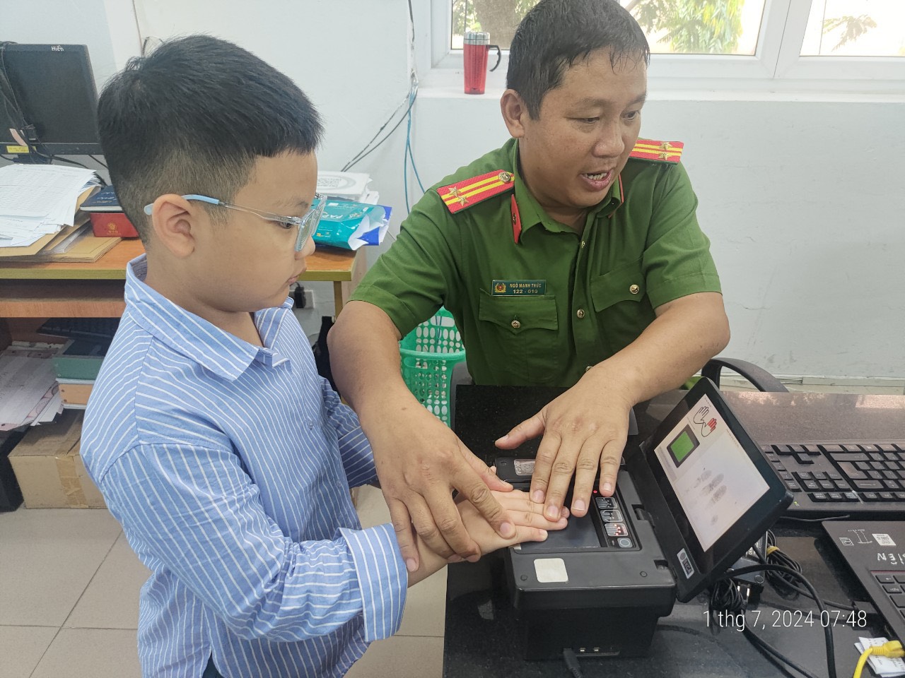 Nhiều trẻ em hồ hởi đến làm thẻ căn cước- Ảnh 4.