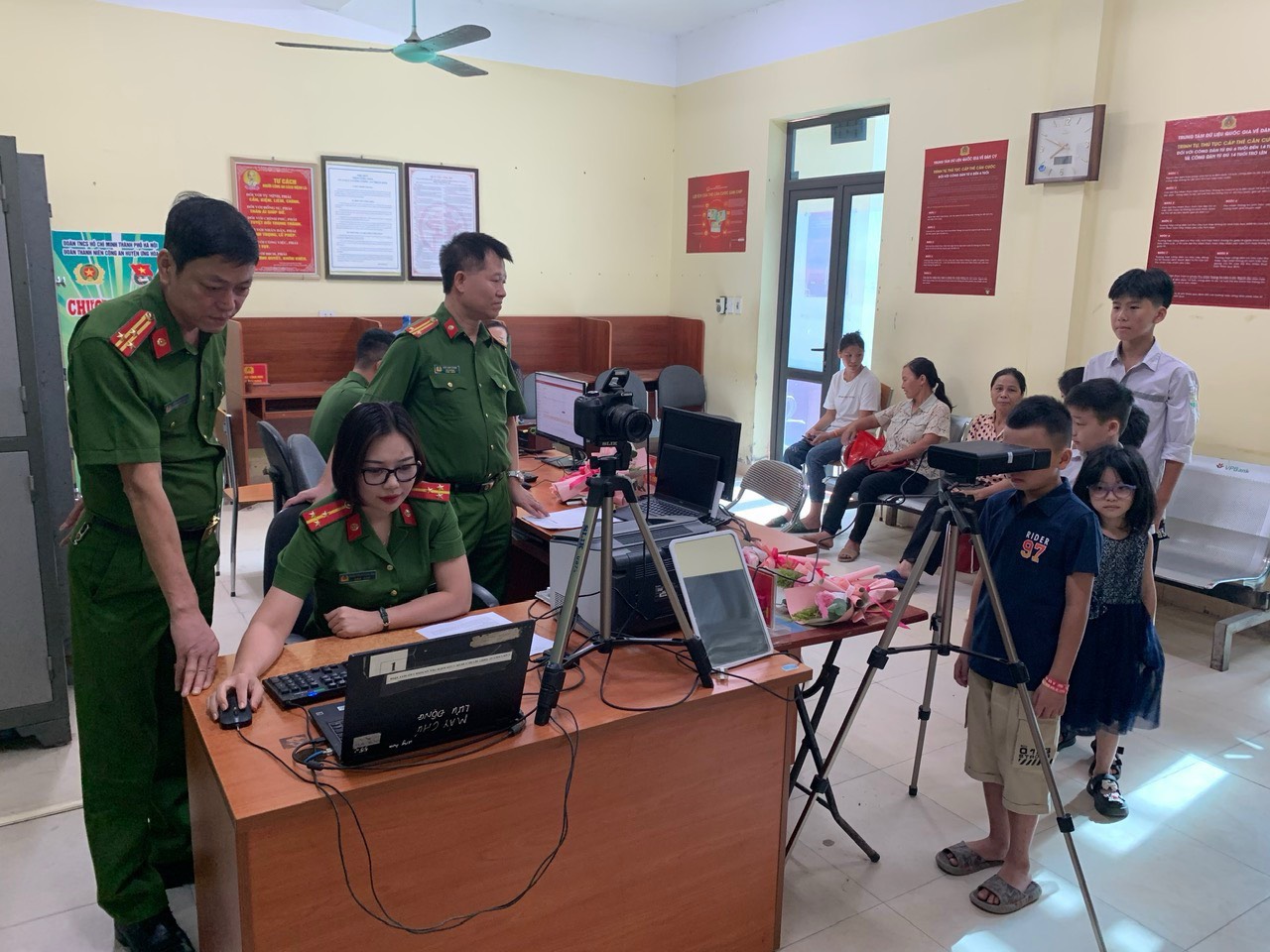 Nhiều trẻ em hồ hởi đến làm thẻ căn cước- Ảnh 2.