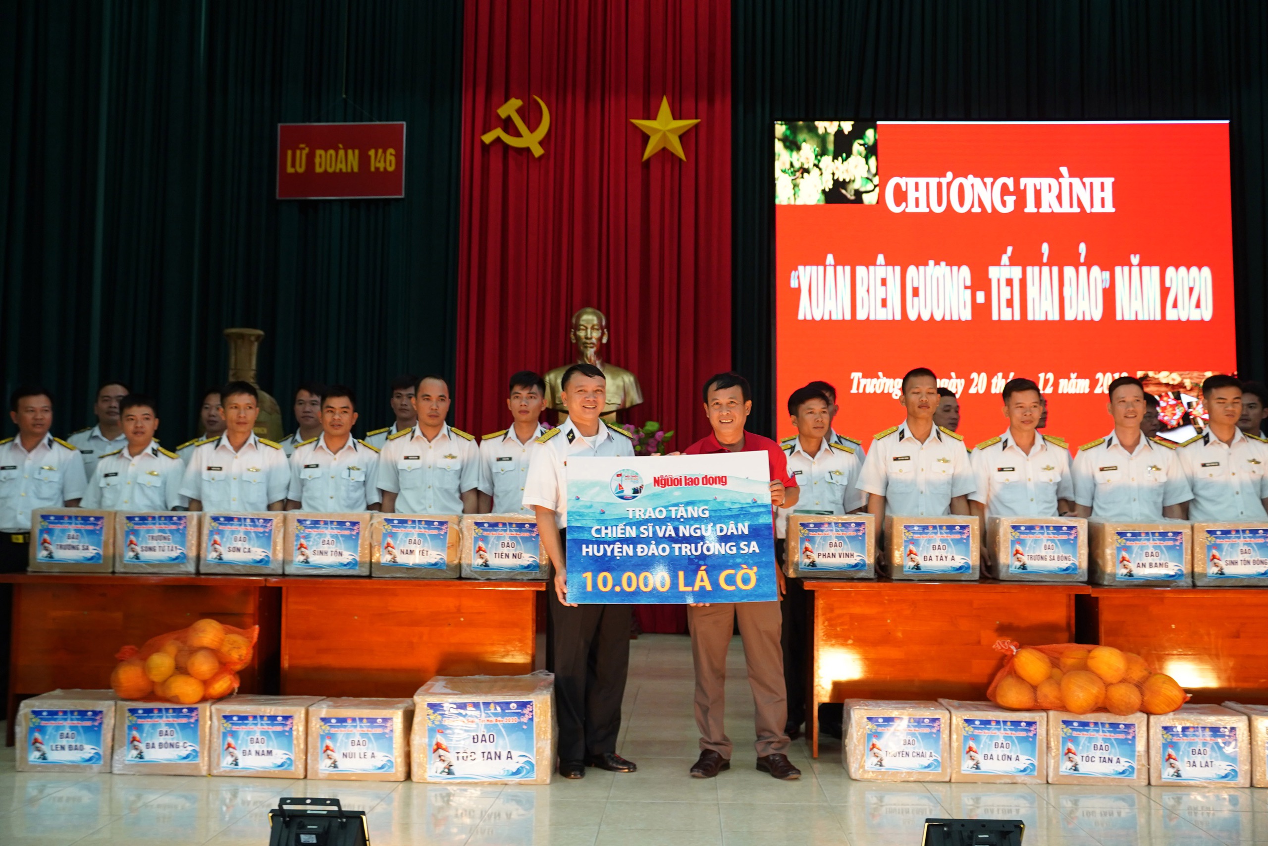 Nhà báo Nguyễn Hồng Ánh trong dịp tham dự chương trình “Xuân biên cương - Tết hải đảo” năm 2020, trao tặng chiến sĩ và ngư dân huyện đảo Trường Sa 10.000 lá cờ Tổ quốc Ảnh: QUANG LIÊM