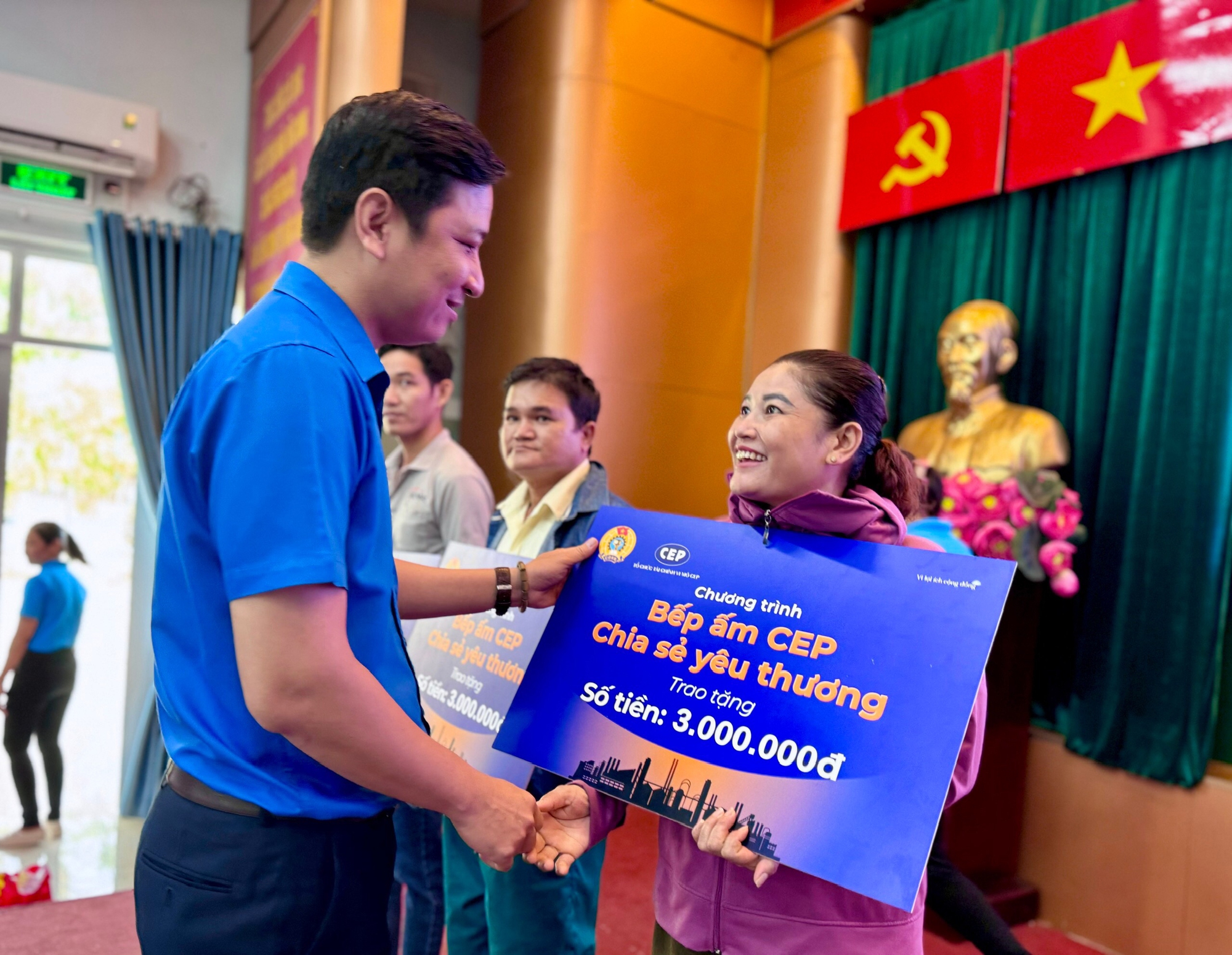 "Bếp ấm", ấm l&ograve;ng người- Ảnh 1.