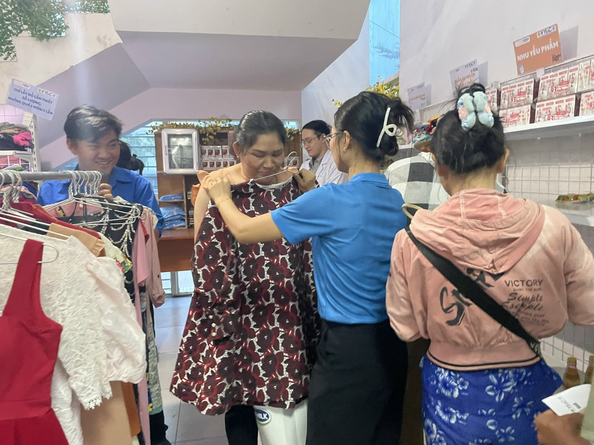 Công nhân ấm lòng với dòng chữ: “Ở đây có thuốc, quần áo 0 đồng”- Ảnh 1.