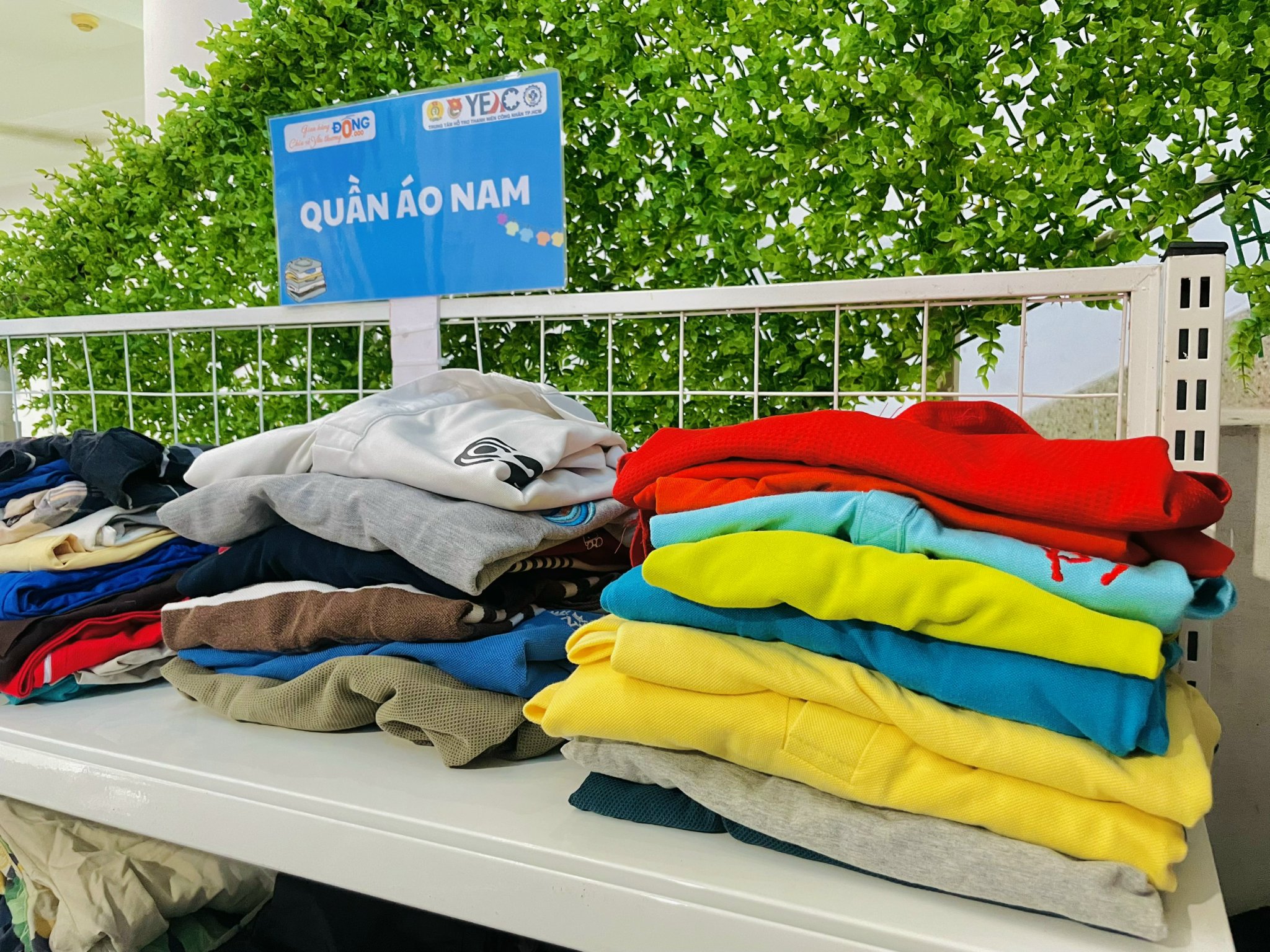 Công nhân ấm lòng với dòng chữ: “Ở đây có thuốc, quần áo 0 đồng”- Ảnh 3.