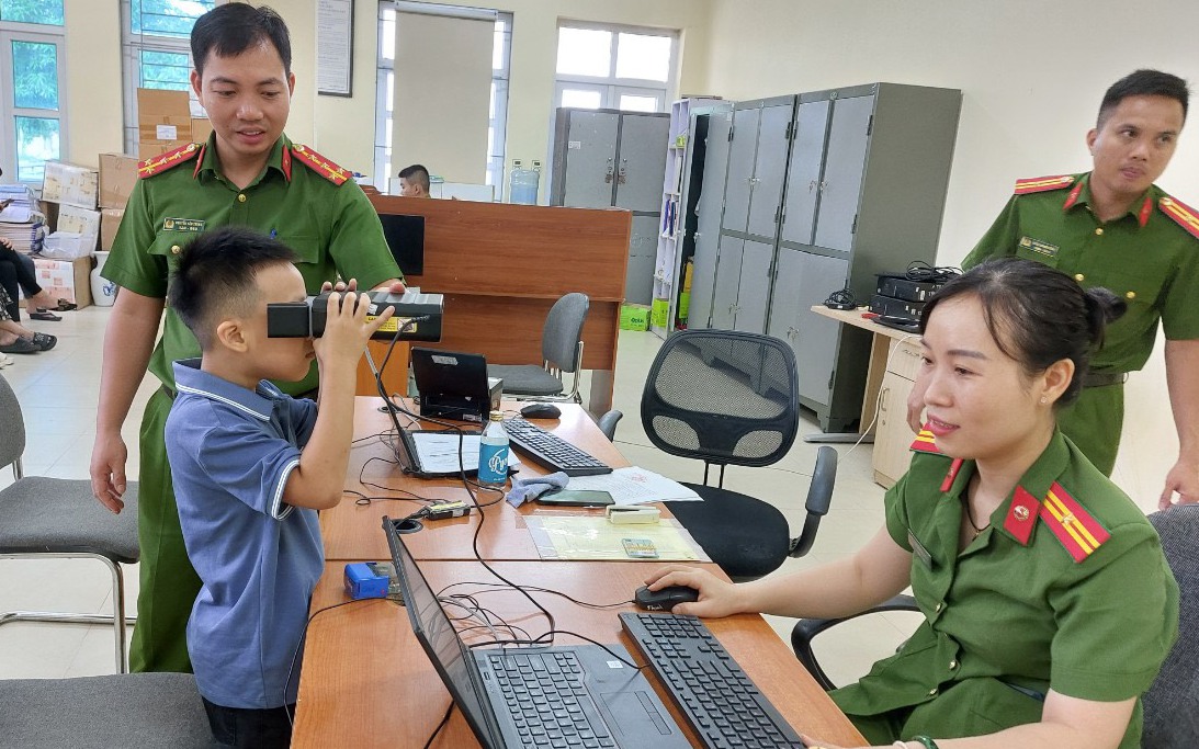 Nhiều trẻ em hồ hởi đến làm thẻ căn cước