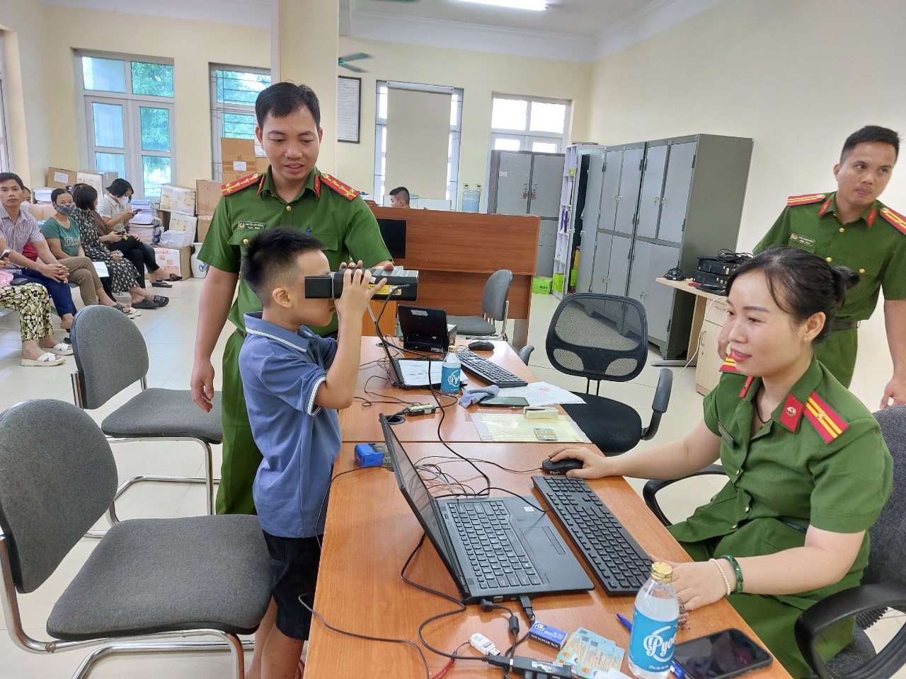 Nhiều trẻ em hồ hởi đến làm thẻ căn cước- Ảnh 6.