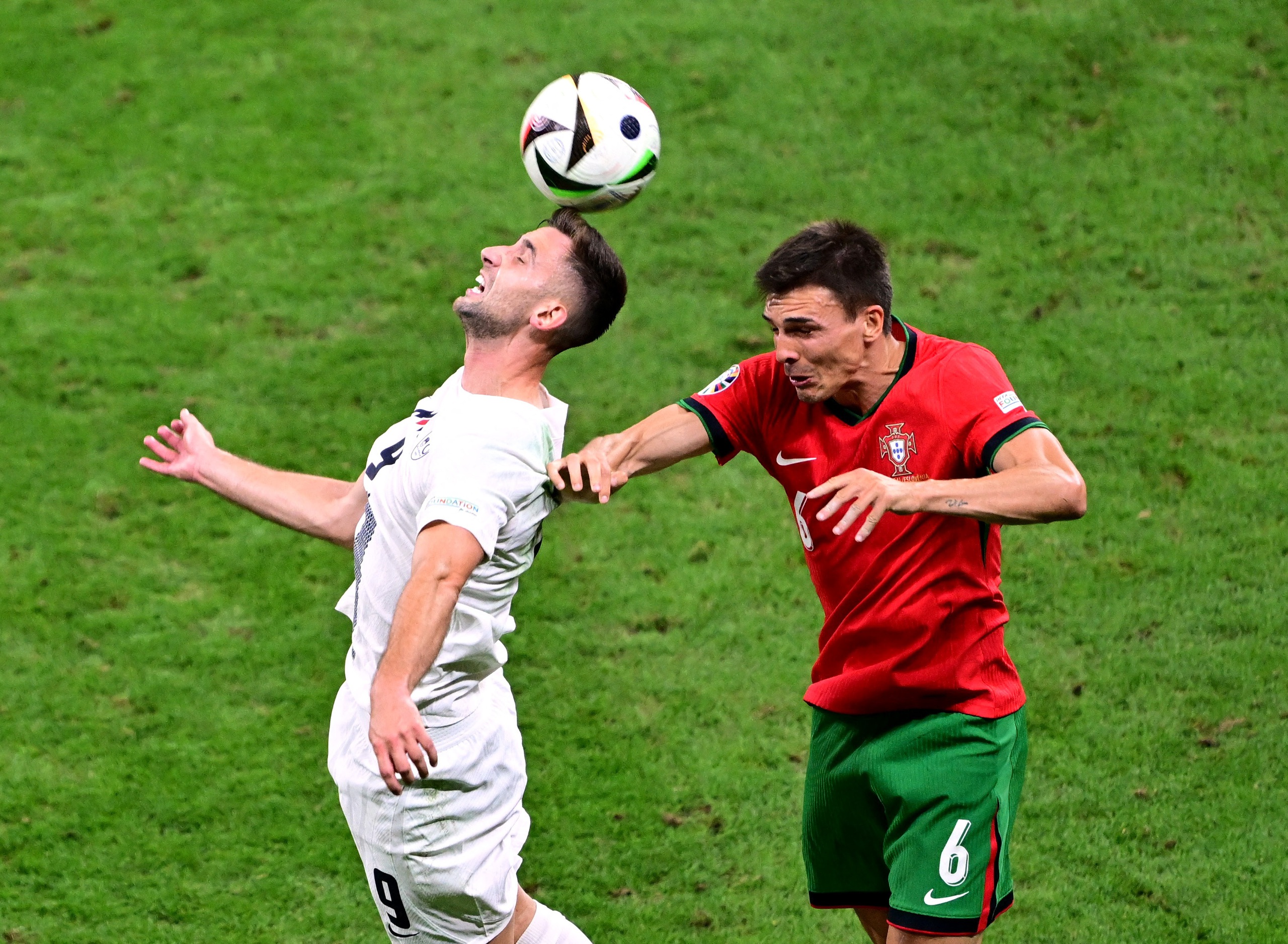 Andraz Sporar tranh b&oacute;ng c&ugrave;ng Joao Palhinha