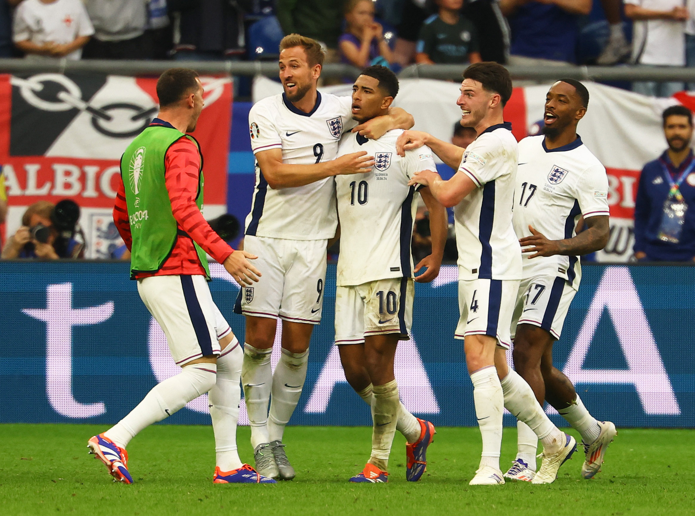 Euro 2024: Bellingham nhận mưa lời khen sau siêu phẩm cứu rỗi bóng đá Anh- Ảnh 6.
