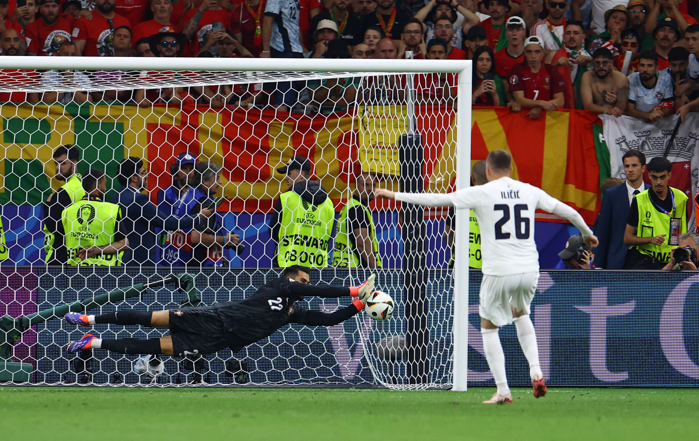 Euro 2024: Ronaldo bật kh&oacute;c, Bồ Đ&agrave;o Nha loại Slovenia ở loạt 11 m- Ảnh 5.