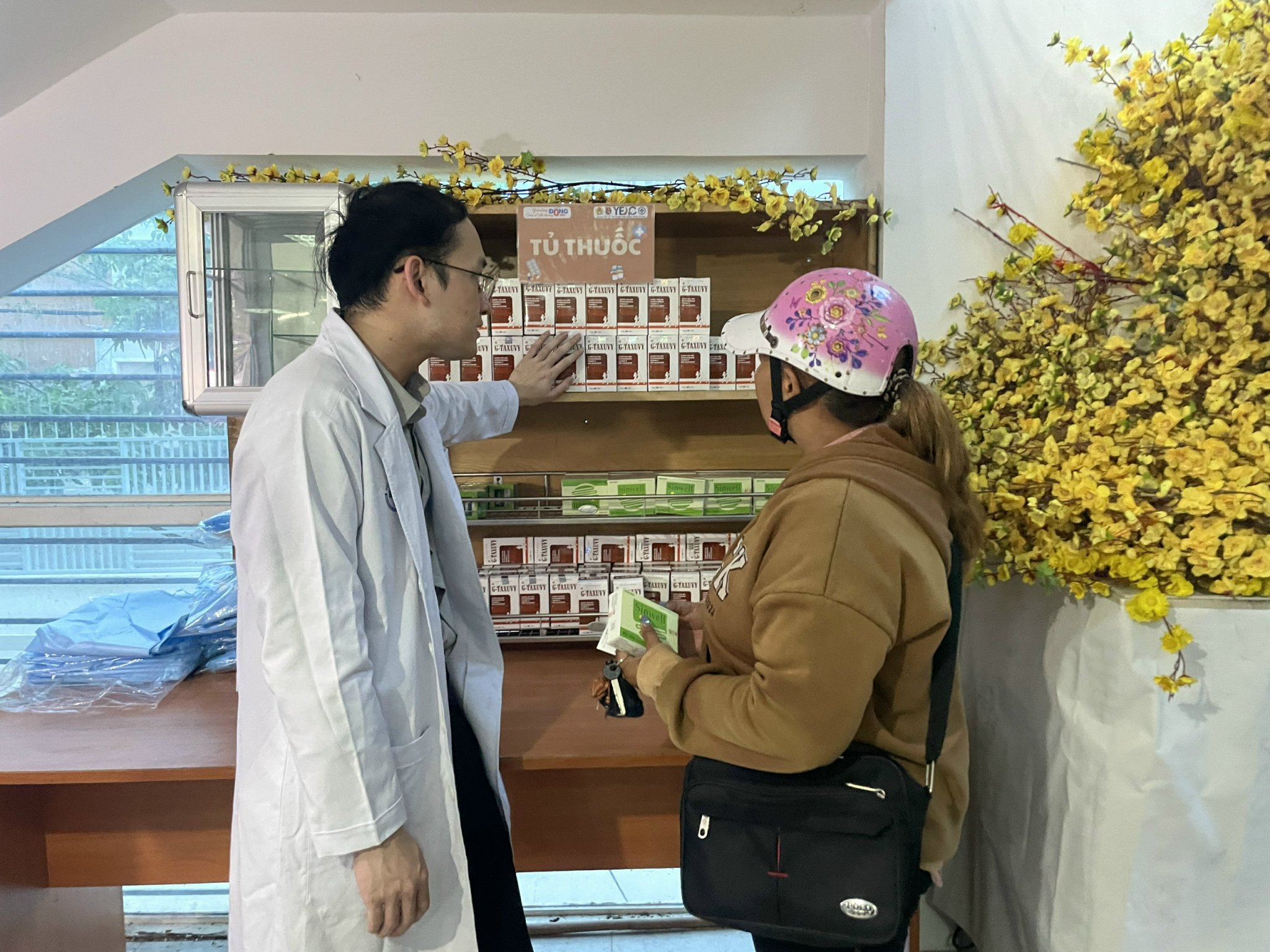 Công nhân ấm lòng với dòng chữ: “Ở đây có thuốc, quần áo 0 đồng”- Ảnh 6.