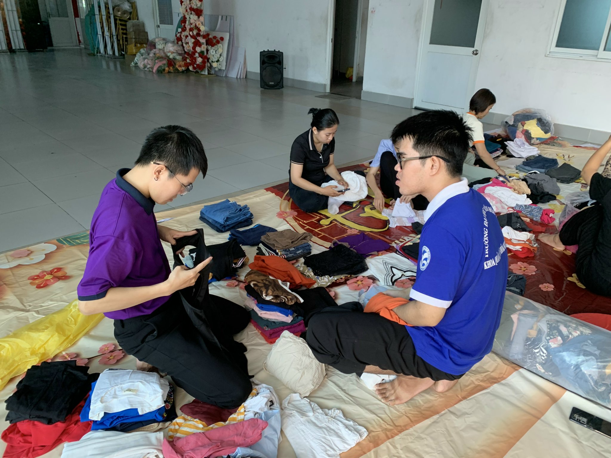 Công nhân ấm lòng với dòng chữ: “Ở đây có thuốc, quần áo 0 đồng”- Ảnh 9.