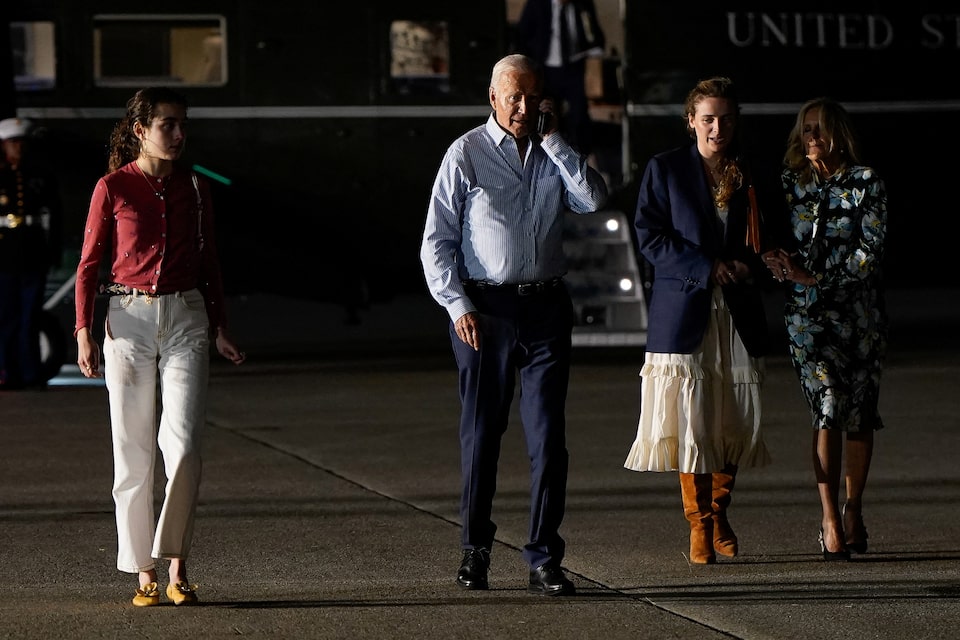 C&aacute;c l&atilde;nh đạo Đảng D&acirc;n chủ bảo vệ Tổng thống Biden- Ảnh 1.