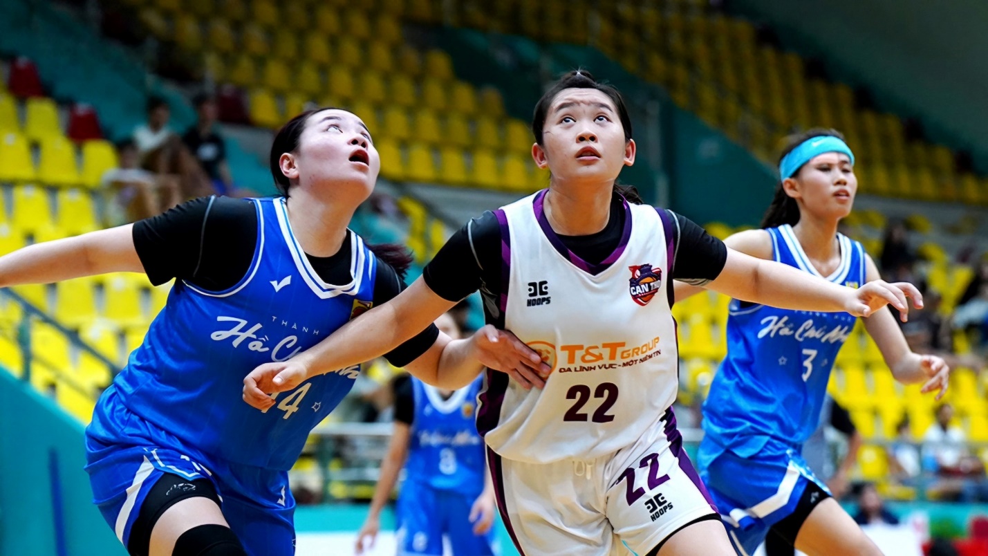 A group of women playing basketball Description automatically generated