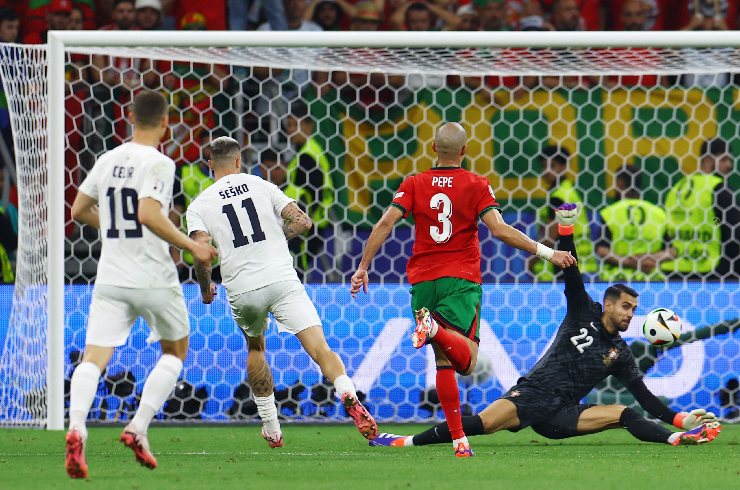 Euro 2024: Ronaldo bật kh&oacute;c, Bồ Đ&agrave;o Nha loại Slovenia ở loạt 11 m- Ảnh 4.