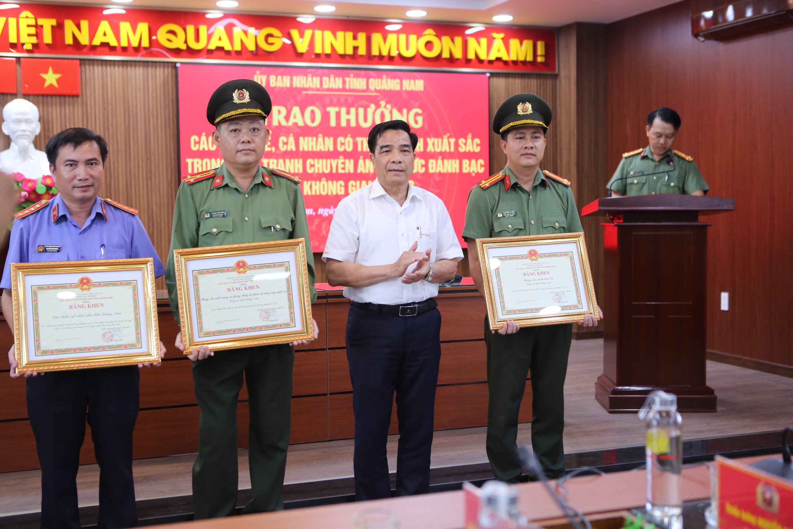 Phá đường dây tội phạm xuyên biên giới, Công an Quảng Nam được thưởng “nóng”- Ảnh 1.